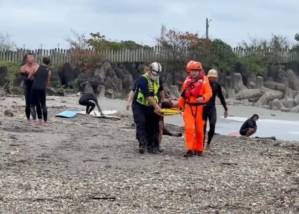 落海民眾被拉上岸之後,救難人員先實施CPR,再送醫搶救,但該男到院前已呼吸心跳,最後仍宣告不治。(第12岸巡大隊提供)