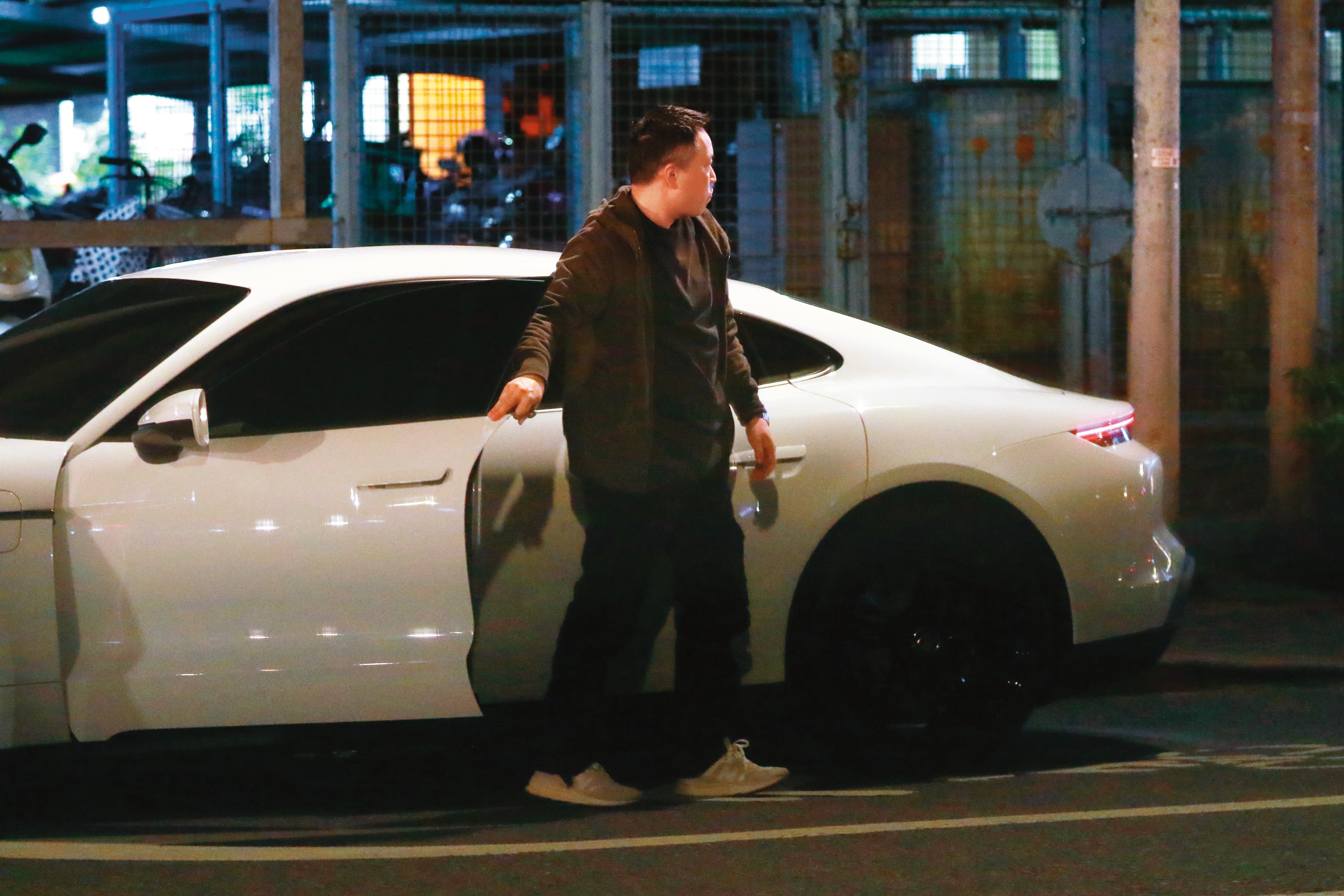 22:37 尹馨的車一度擋道,錢人豪還主動幫忙移車。