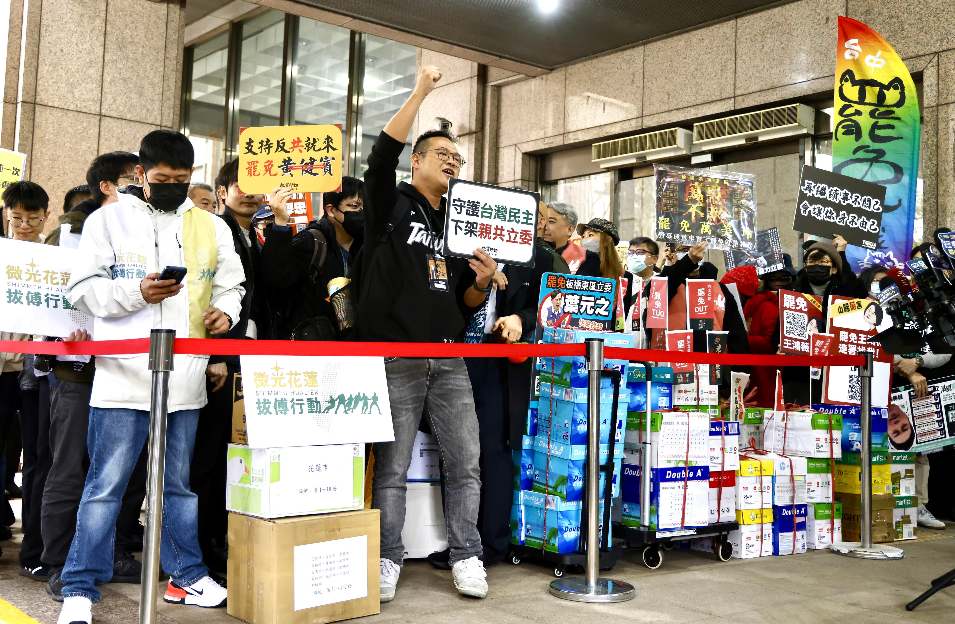 新北葉元之、台東黃建賓的二階連署今正式通過送件門檻,罷團表示將持續衝刺收件至安全份數為止。