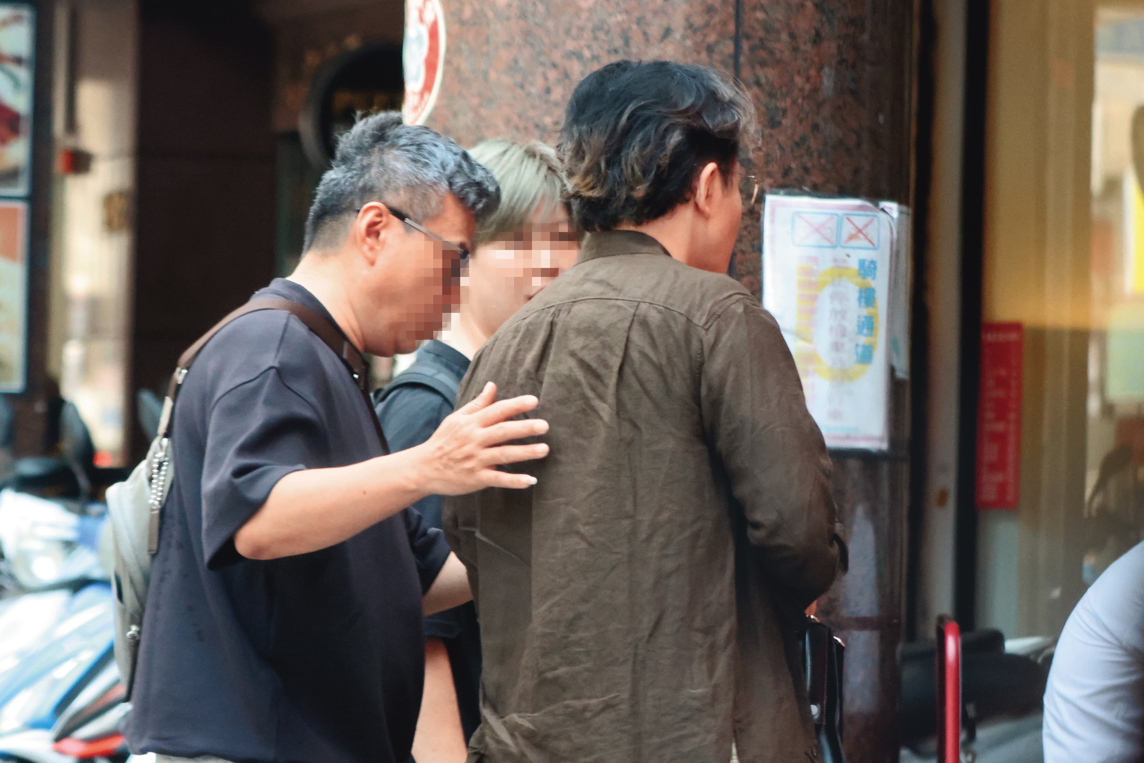 8/23 12:44 劉謙(右)罹患肺腺癌零期,在經紀人(左)陪同下返台,並現身台北市八德路上的全能製作公司。