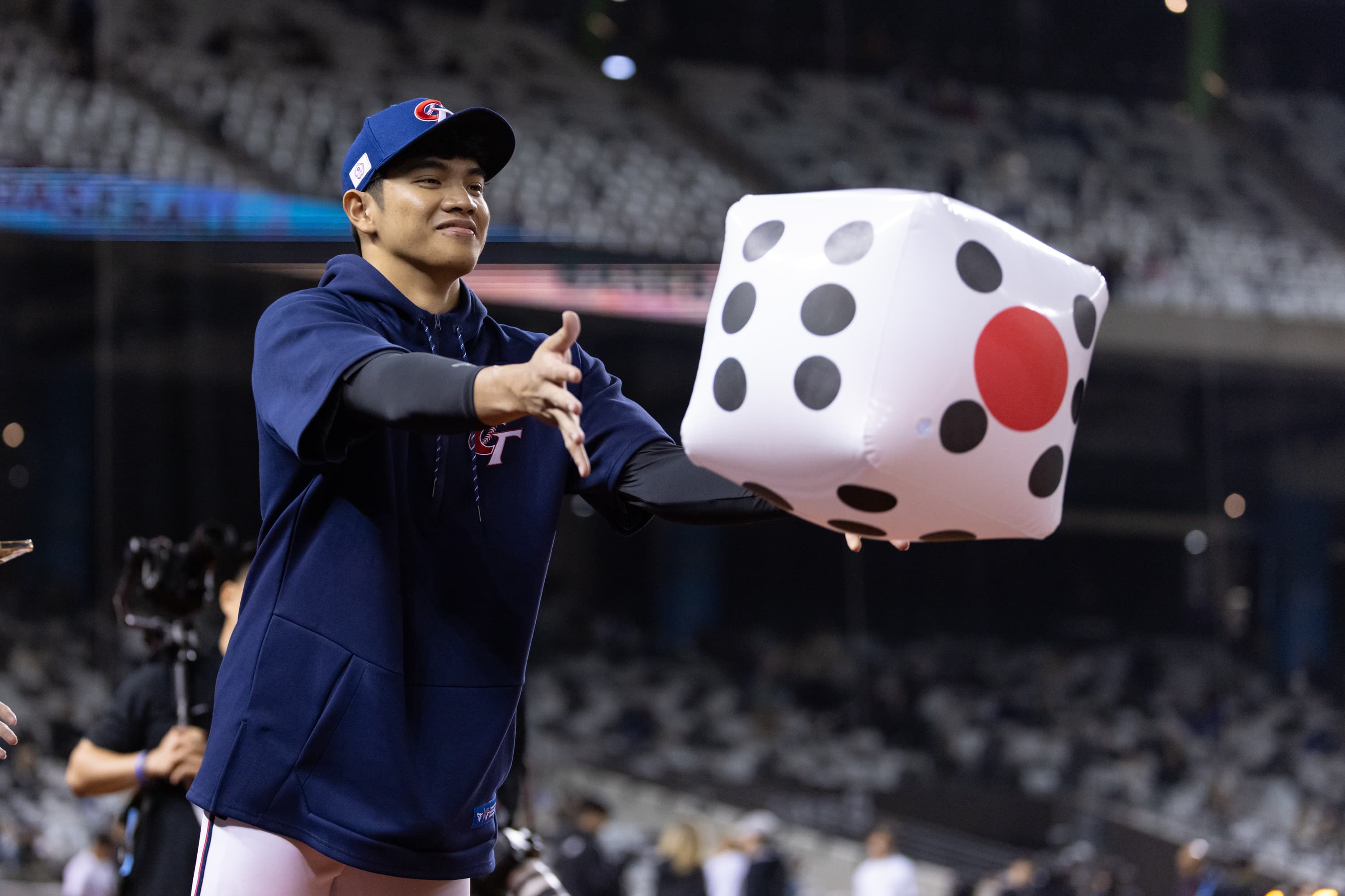 12強為台灣帶來好運的護國神骰今晚已經出現在台灣隊休息區。(棒協提供)