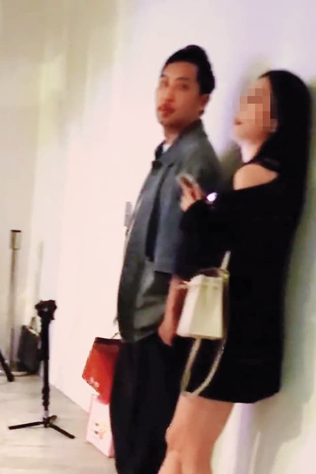 5/26 20:20 李進良和女伴站在場後聊天,女方還突然拿起手機自拍。