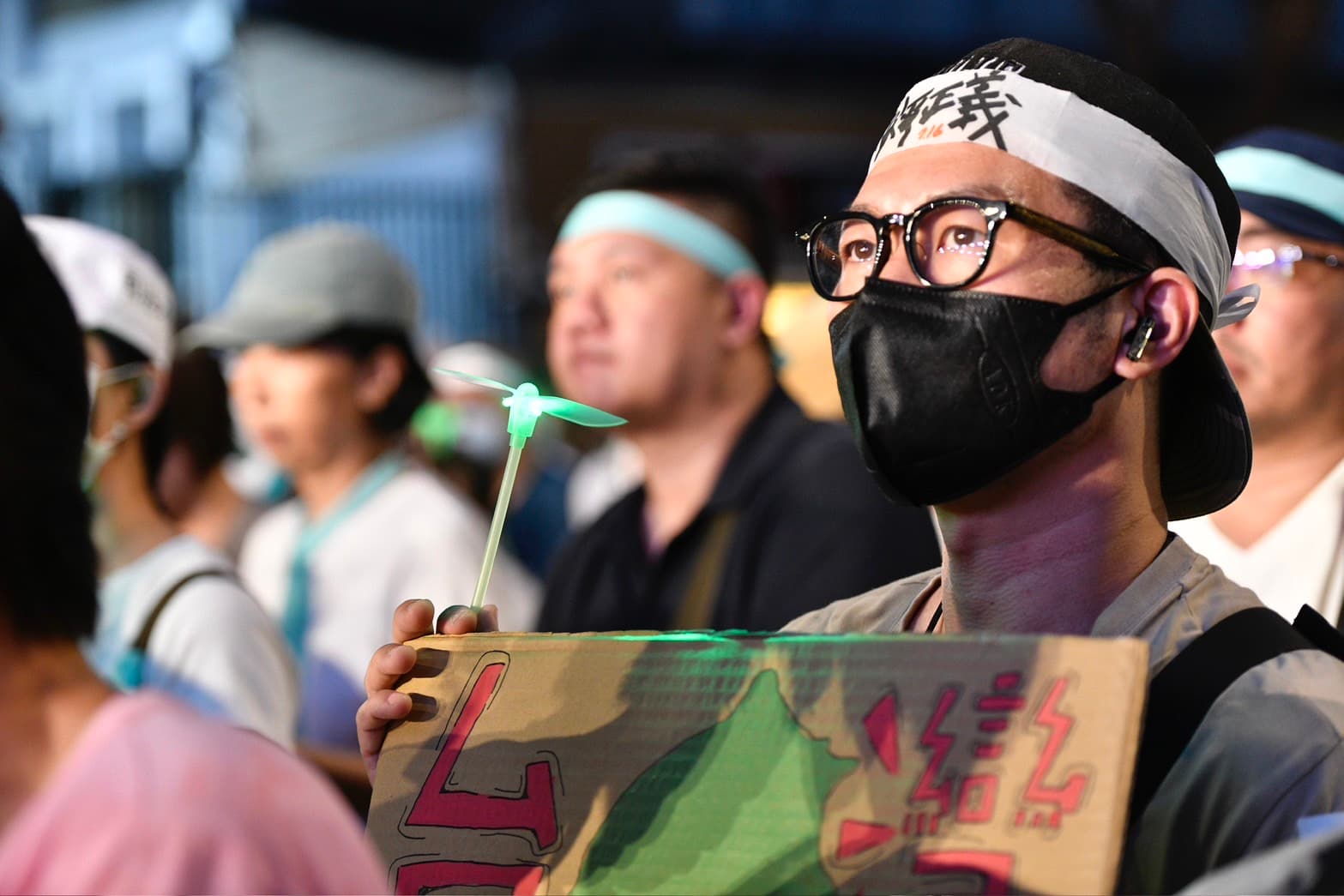 民眾黨集結小草,怒喊「程序要正義 司法要公平」。