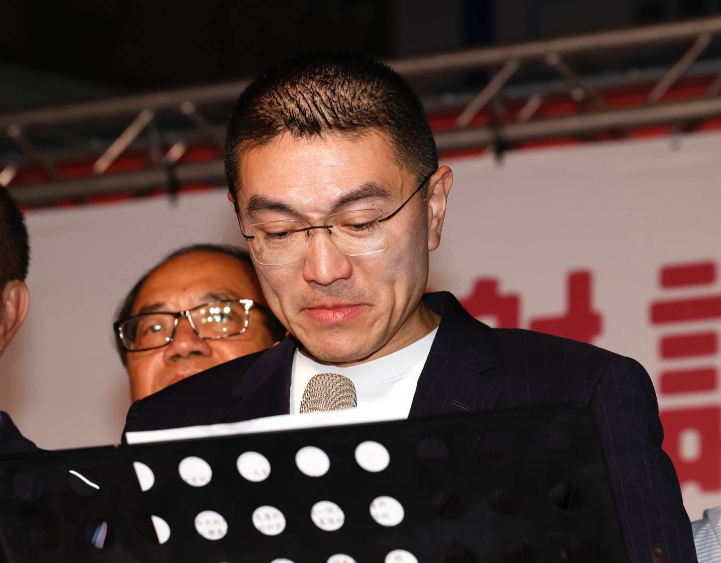 開票結果公布後，勝利的謝國樑非常激動地哽咽發表演說。