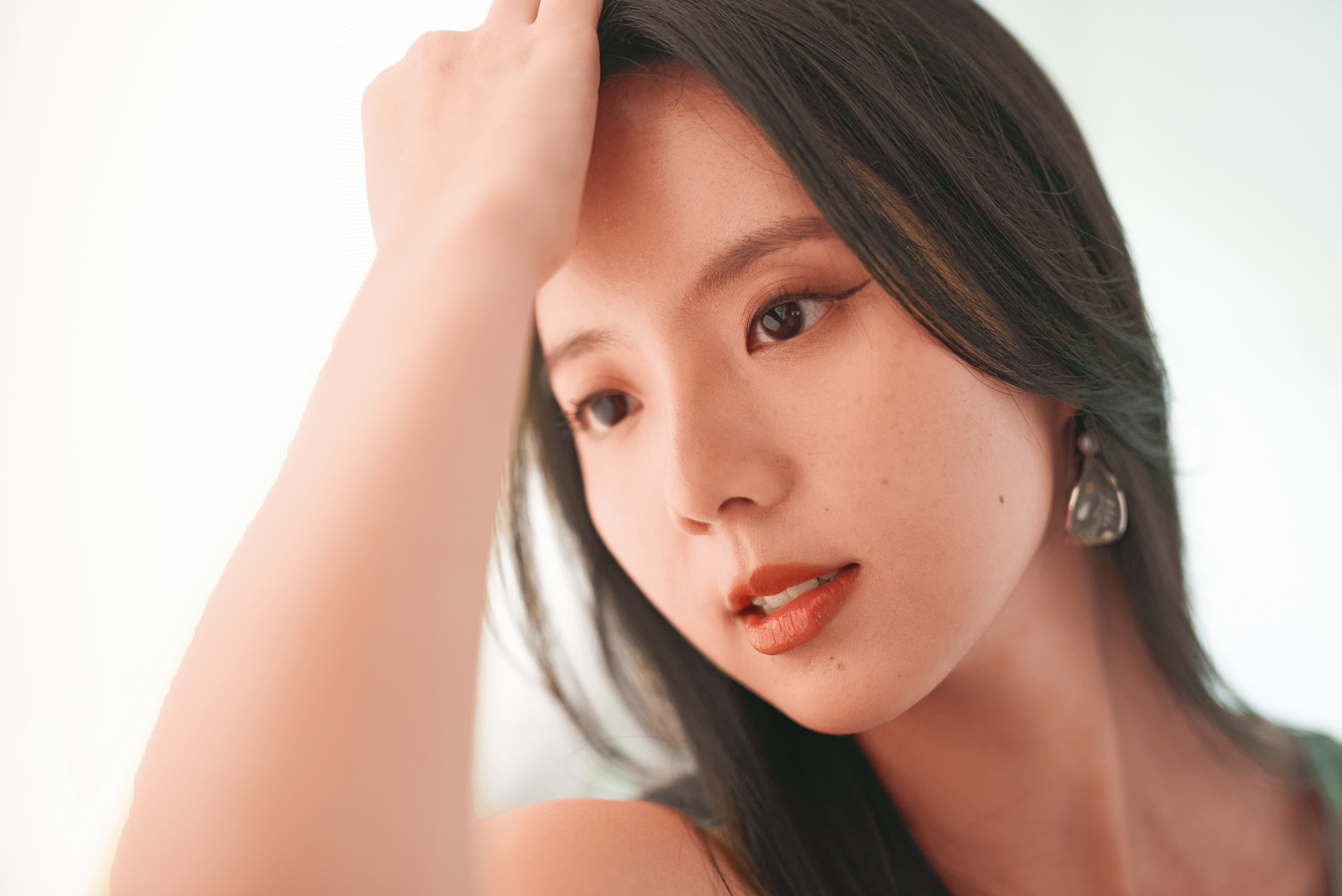 因為外型與功課俱佳，茉子凝國中時一度被嚴重霸凌，在她考上台中女中後才得到解脫。