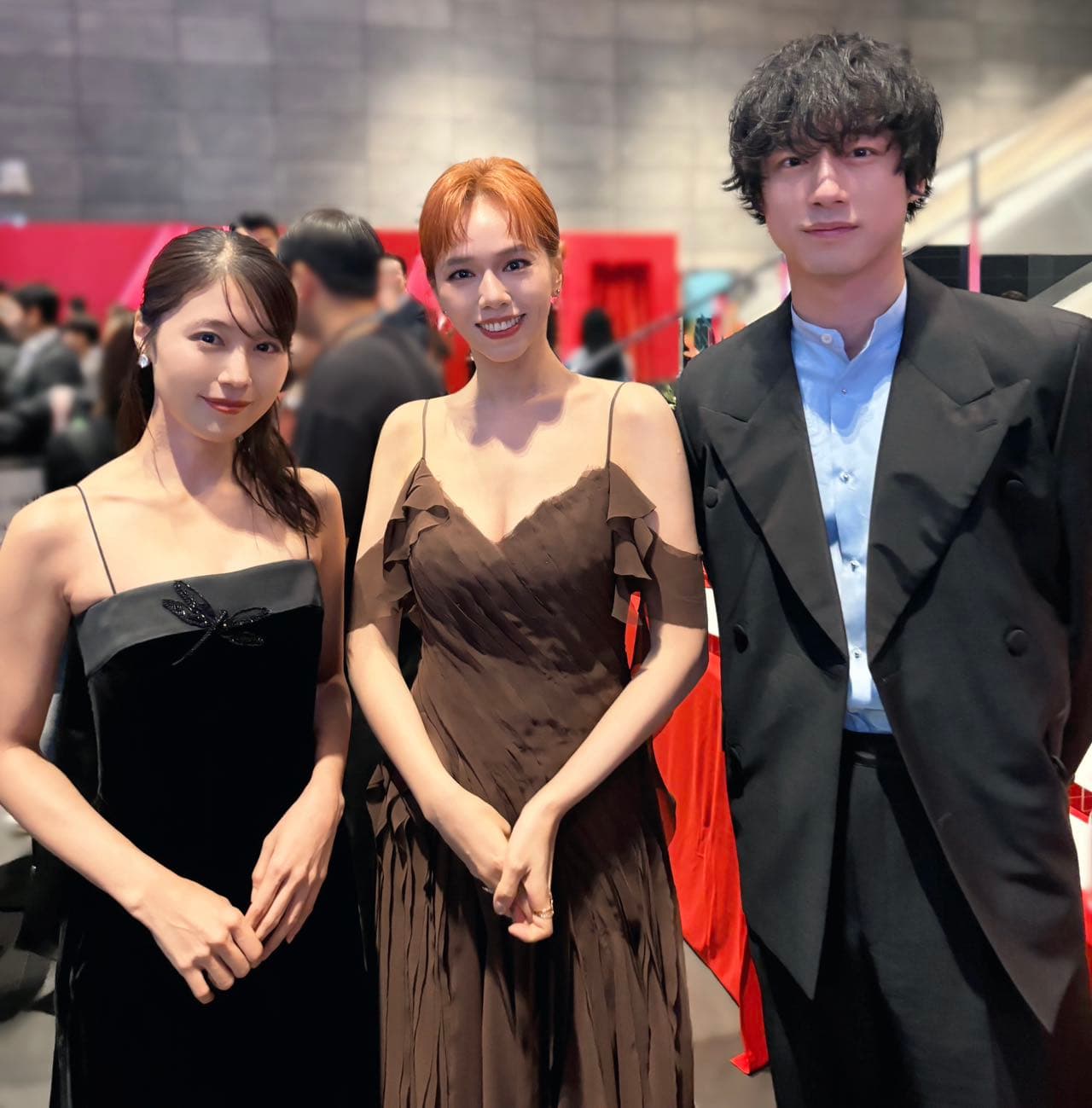 有村架純(左起)、夏于喬、坂口健太郎在紅毯合影。(牽猴子提供)