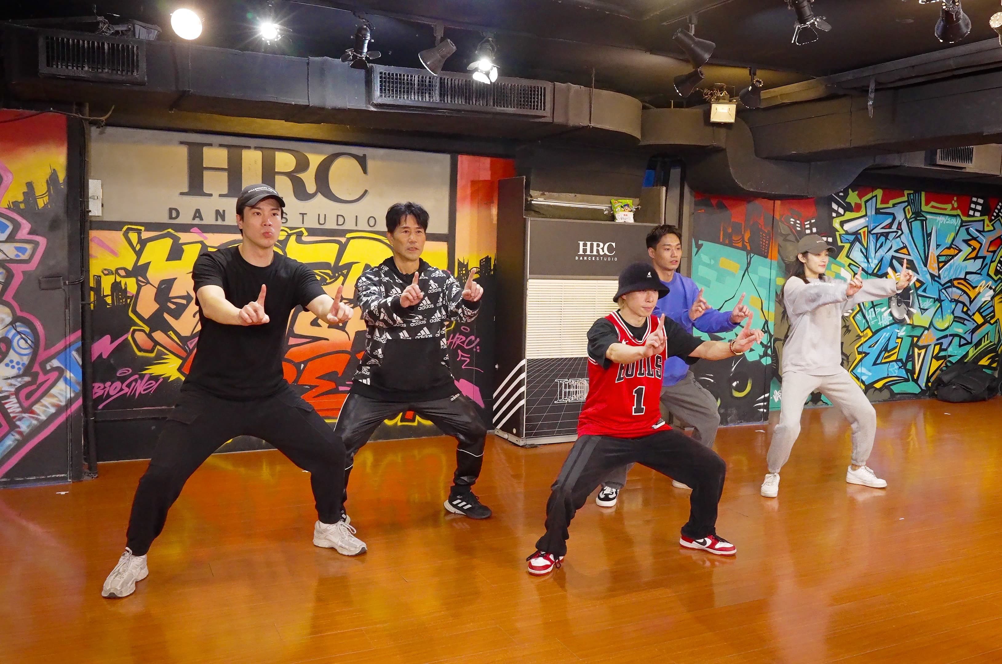 羅時豐新歌〈巴蕊〉曲風十分輕快,他也跳起了巴蕊舞。(不務正業娛樂有限公司提供)