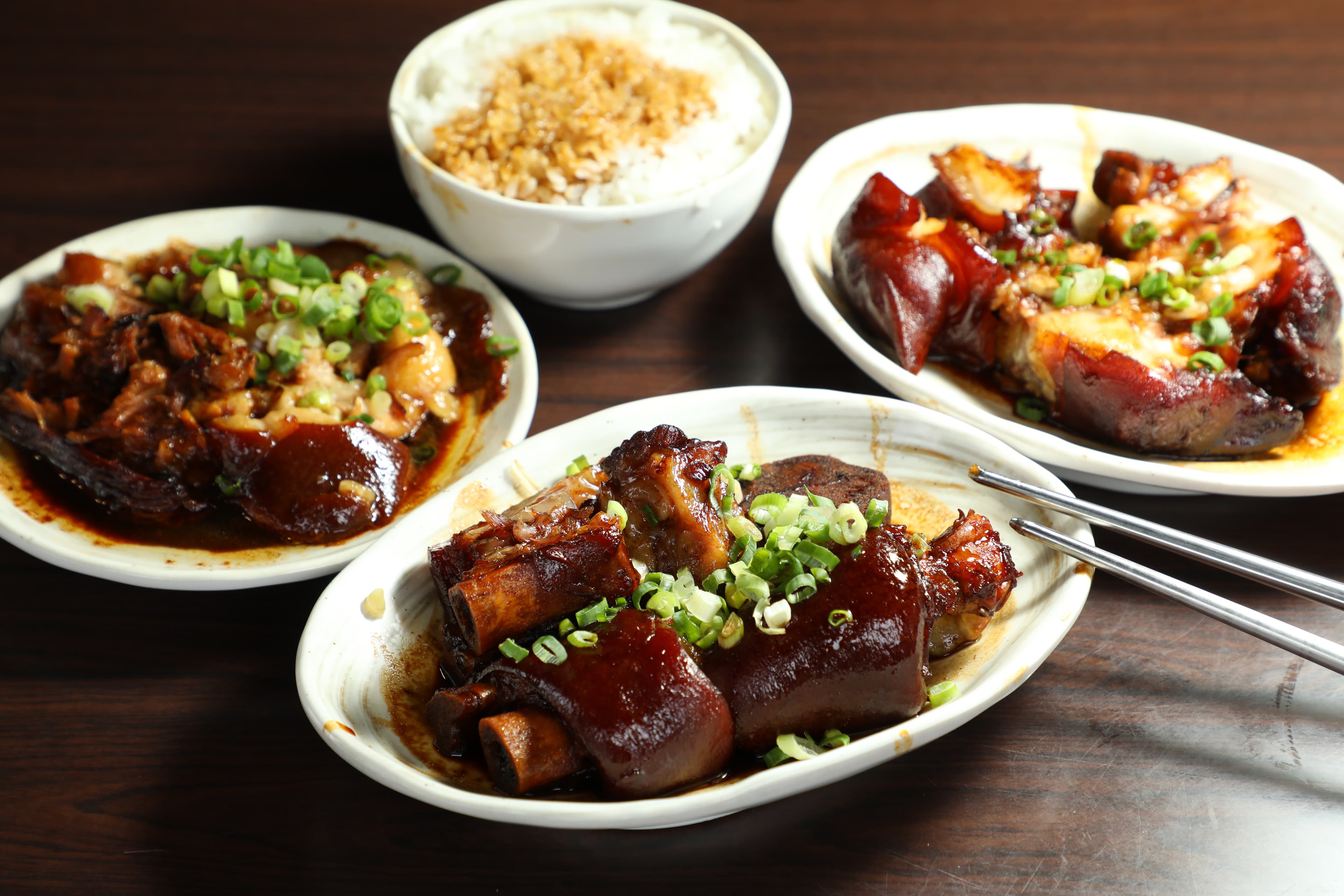 老牌張豬腳的「中段」(中,130元/份)「腿蹄」(右,115元/份)、「腿庫肉」(左,130元/份)各有愛好者。