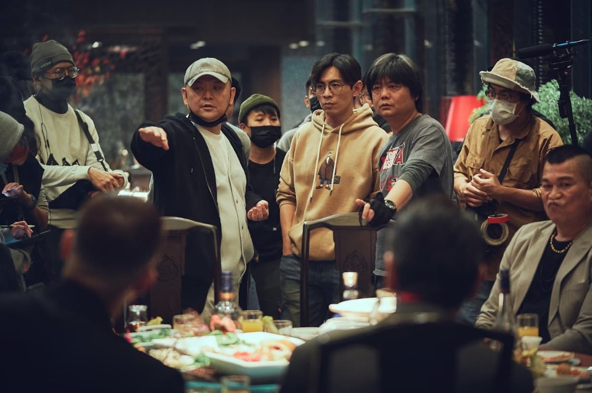 監製張威縯(左2)與導演姚宏易(右3)、姜瑞智(左4)在拍片現場討論。(曼尼娛樂提供)