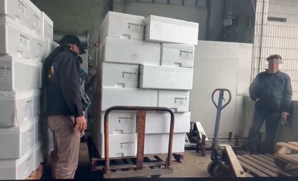 一家水產公司利用大量採購高價水產,詐騙供應商高達2492萬元,受害廠商多達17家。(翻攝自板橋警聲雲臉書)
