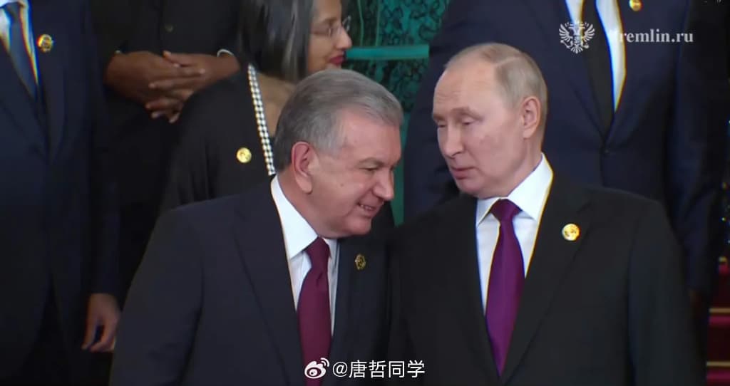 普丁主動和站在旁邊的烏茲別克總統米爾濟約耶夫，熱絡交談，暫時沒空理會習近平。（翻自微博）