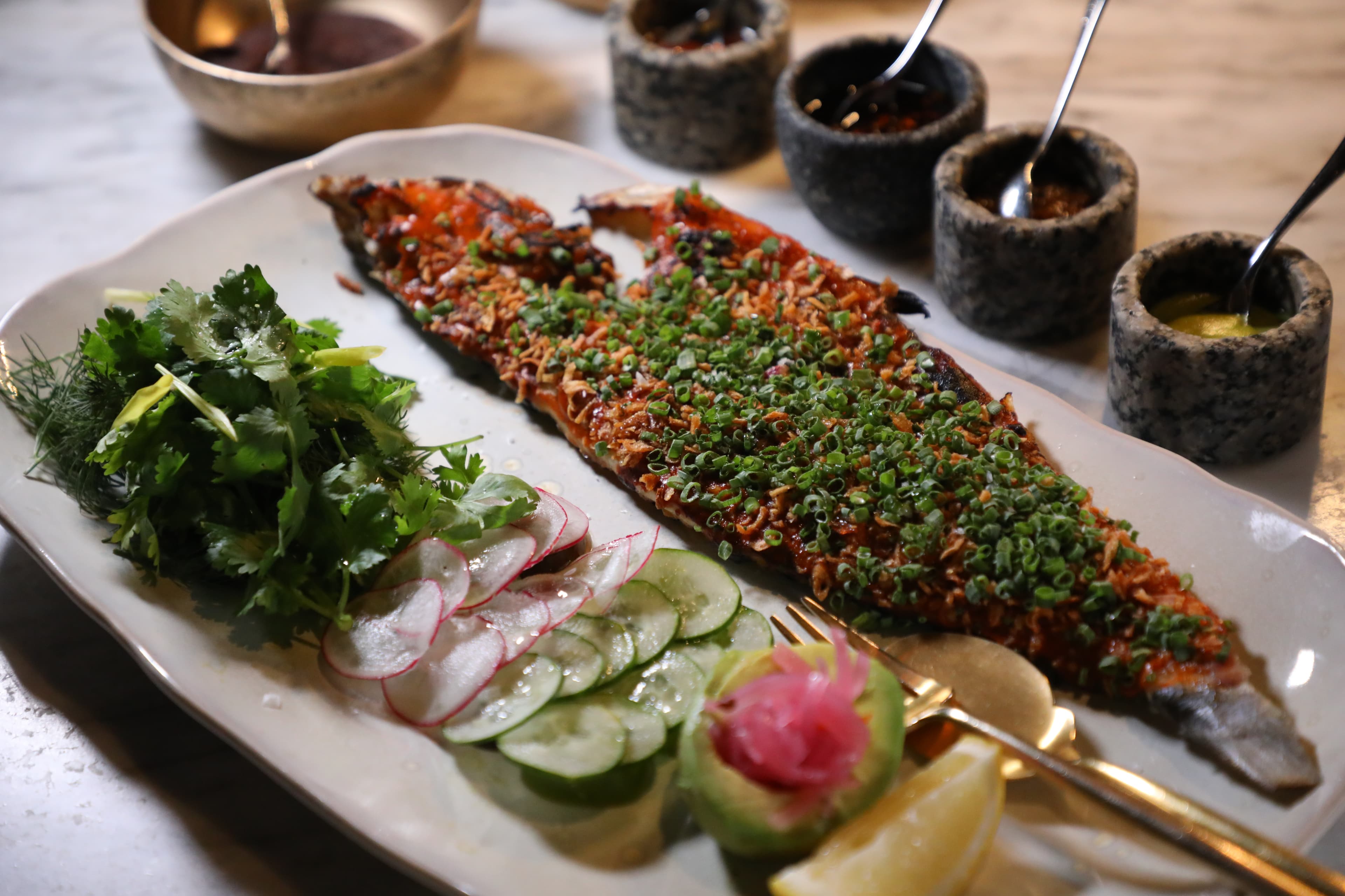 墨西哥人吃烤魚「Pescado Zarandeado」也是將香料調味後的魚肉挖起，包在玉米餅裡吃。（1,800泰銖／份，約NT$1,590）