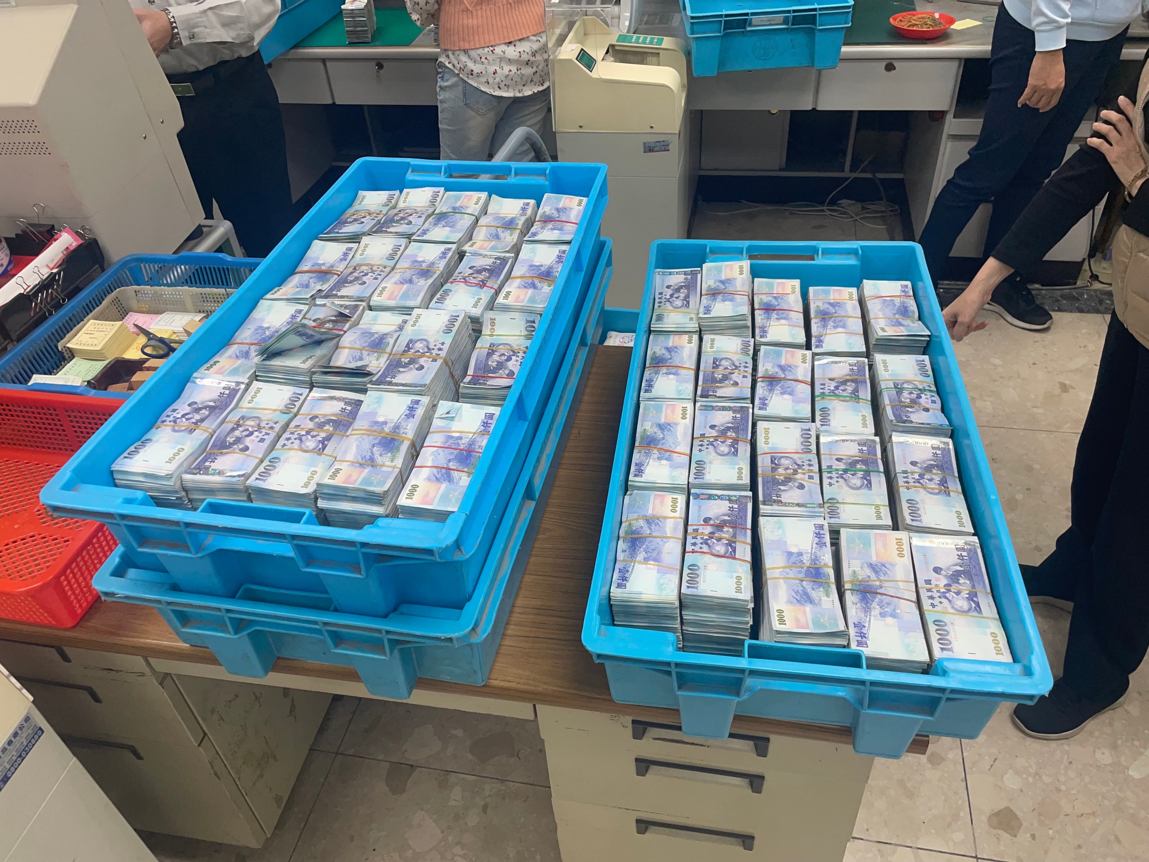 警方查扣上億元現金。（警方提供）