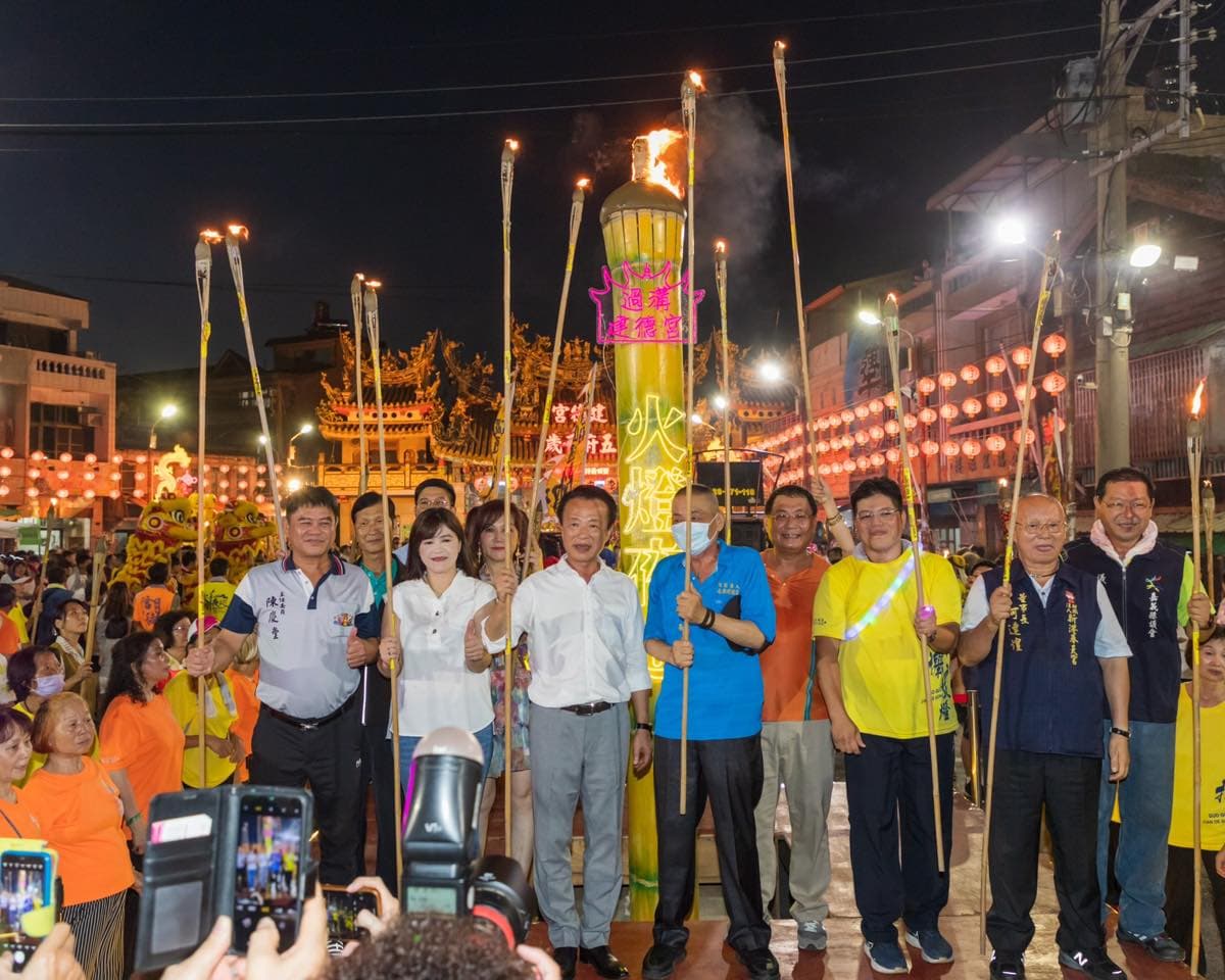 過溝建德宮火燈夜巡不但已有百年歷史,也吸引了許多年輕人甚至外國朋友參加。(翻攝自翁章梁 Weng Chang-Liang臉書)