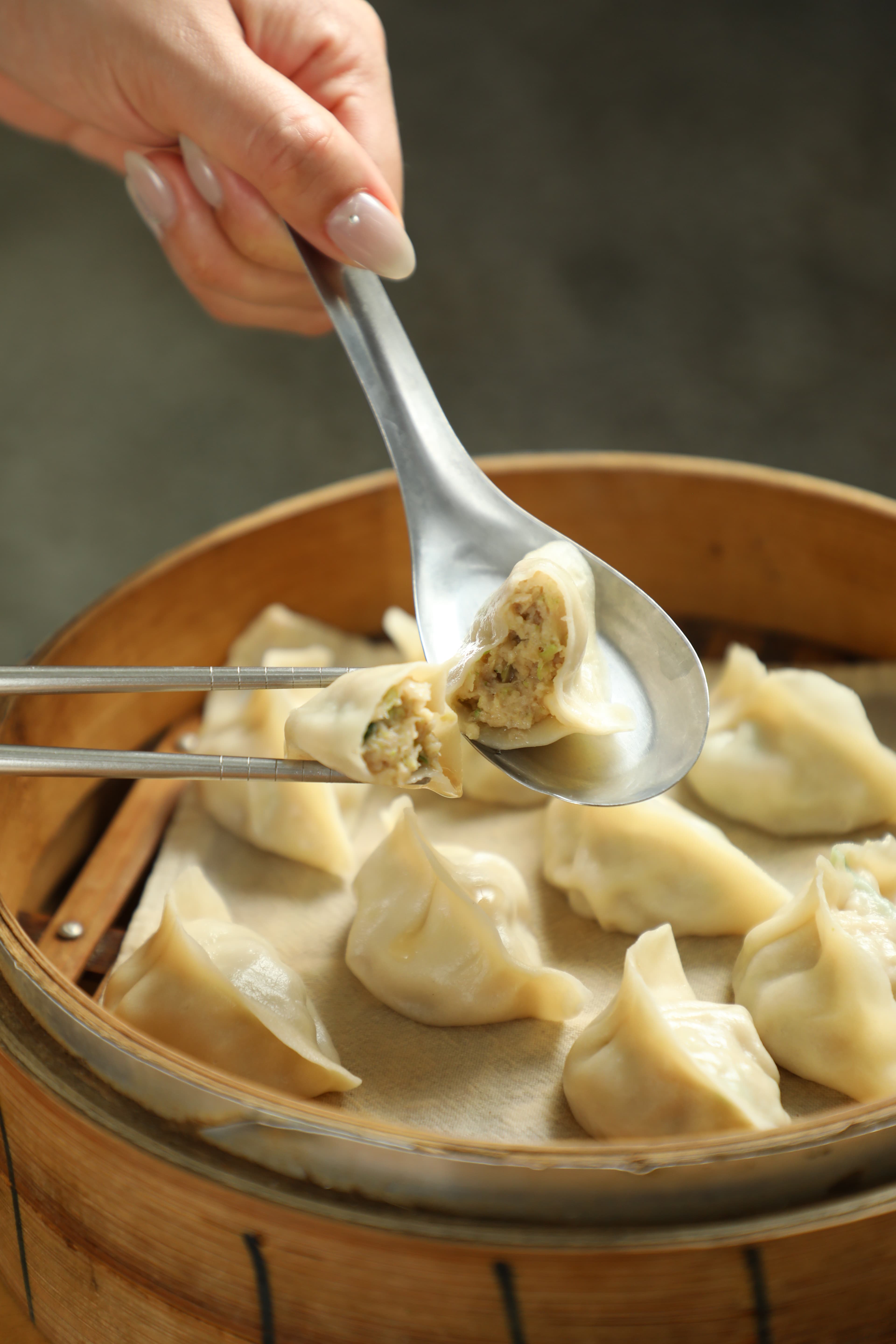「蒸餃」餡料多但個頭不算大顆，一人吃一籠剛剛好。（70元／8粒）