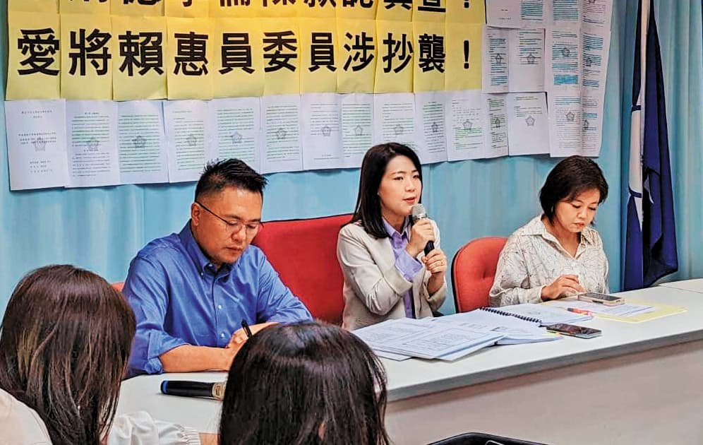 徐巧芯(中)去年指民進黨立委參選人賴惠員論文不實,黑資料是由民進黨人士透過劉彥灃轉交。(翻攝徐巧芯臉書)