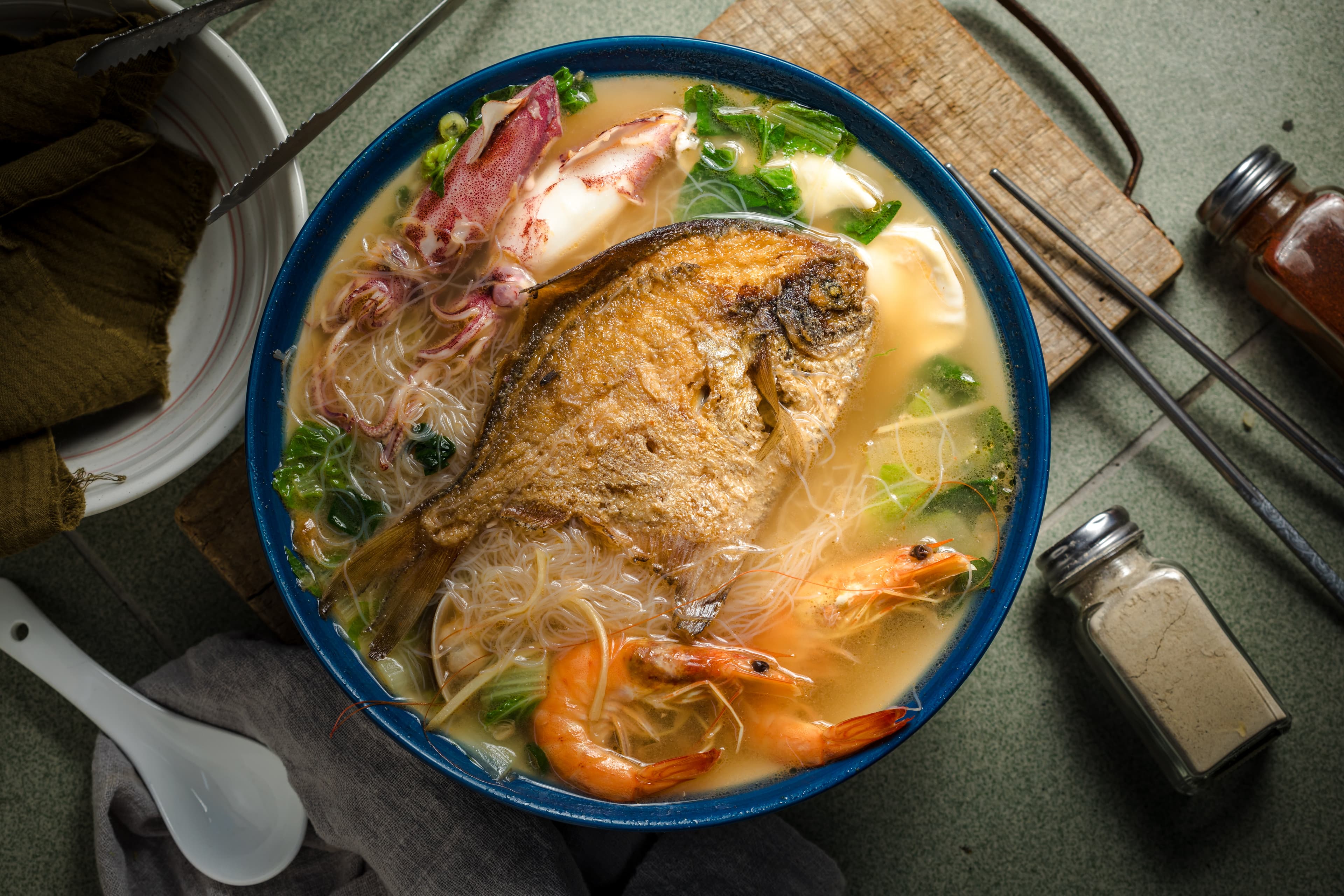 瓜瓜樂的「白鯧米粉」端上桌立刻成為美食街焦點,整尾白鯧霸氣登場。(280元/份)