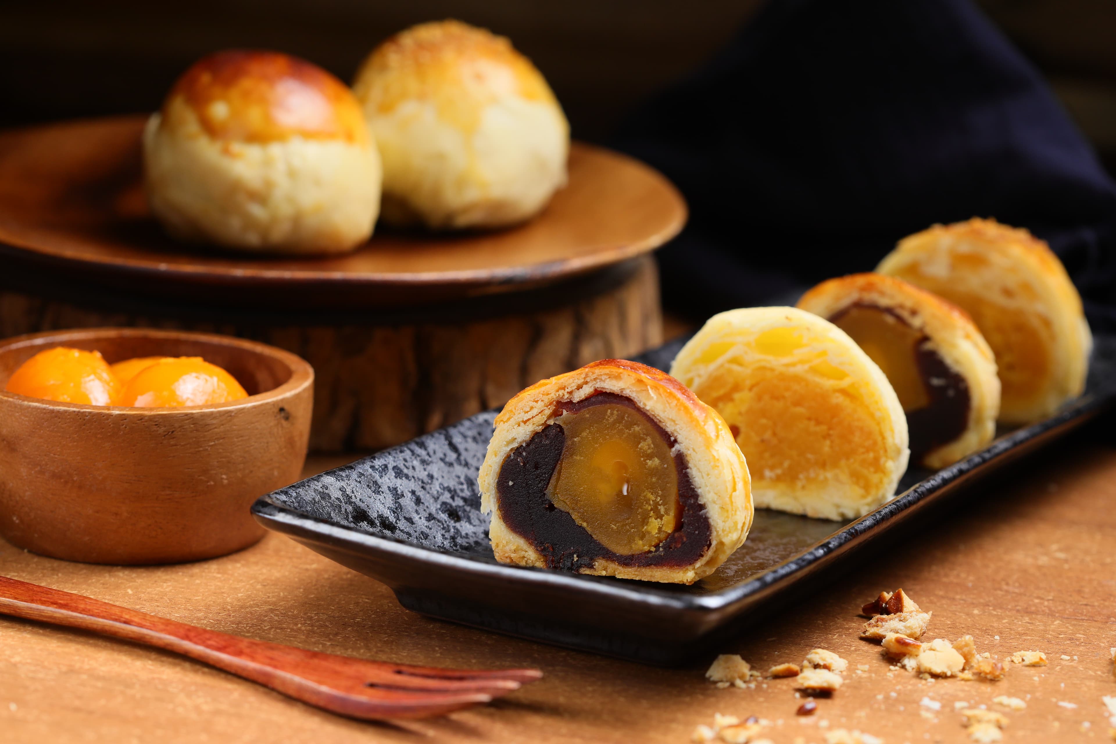 人氣口味「烏豆沙蛋黃酥」（前，60元／個）與「乳酪蛋黃酥」（後，65元／個），前者甜而不膩，後者奶香濃郁。
