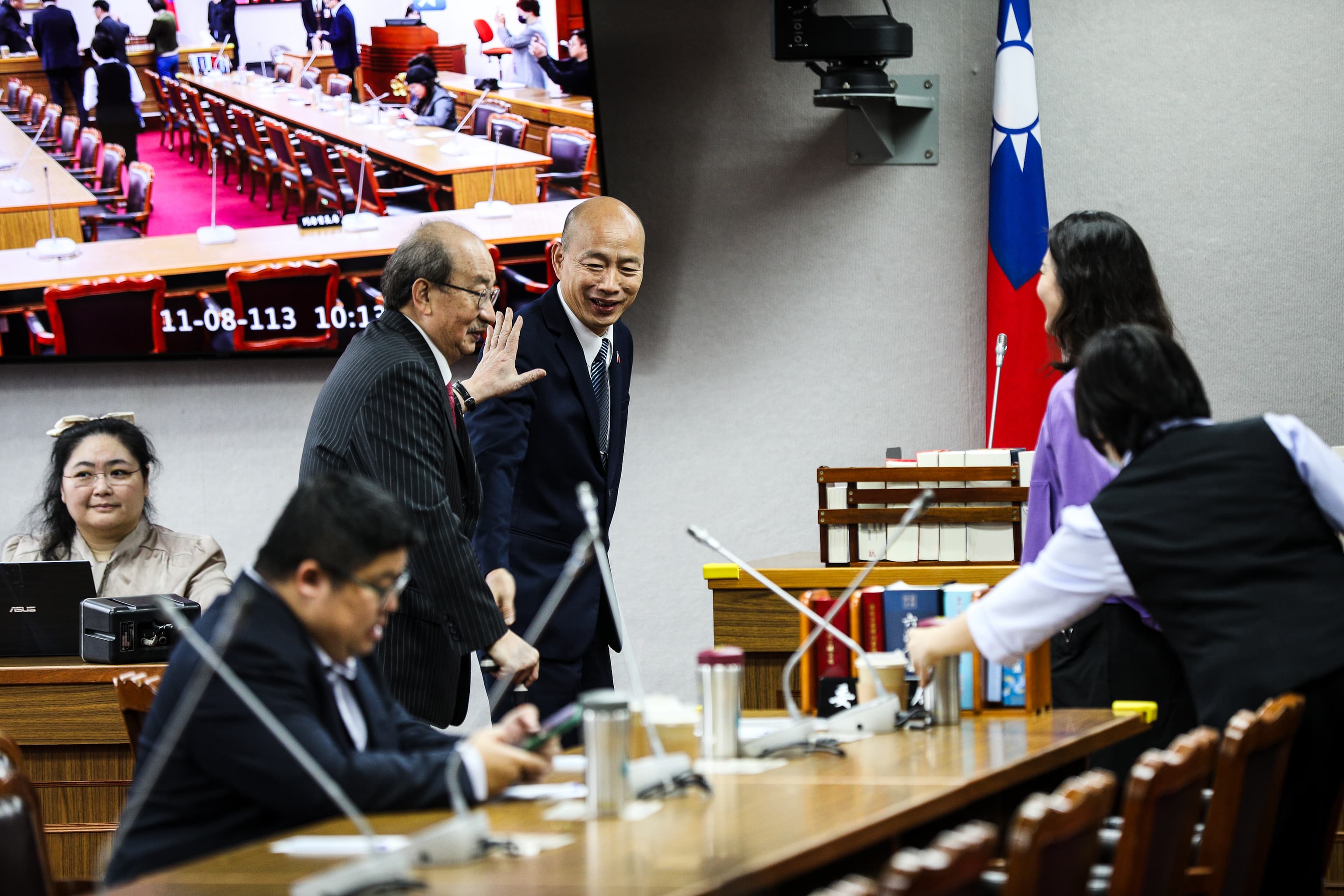 民進黨團總召柯建銘(站立者左1)與立法院長韓國瑜(站立者左2)今年在立法院為了法案有許多意見交鋒;圖為8日畫面。