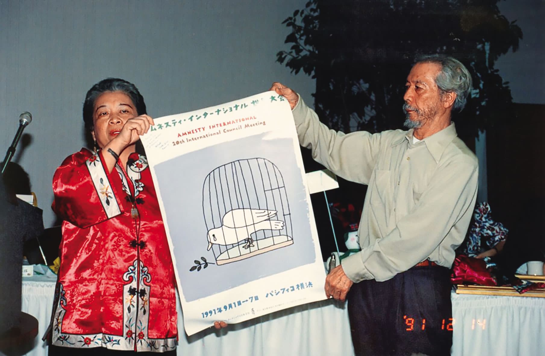 1991年2月,田孟淑(左)獲全美台灣人權獎。右為先生田朝明陪她去美國領獎。(翻攝台灣放送)