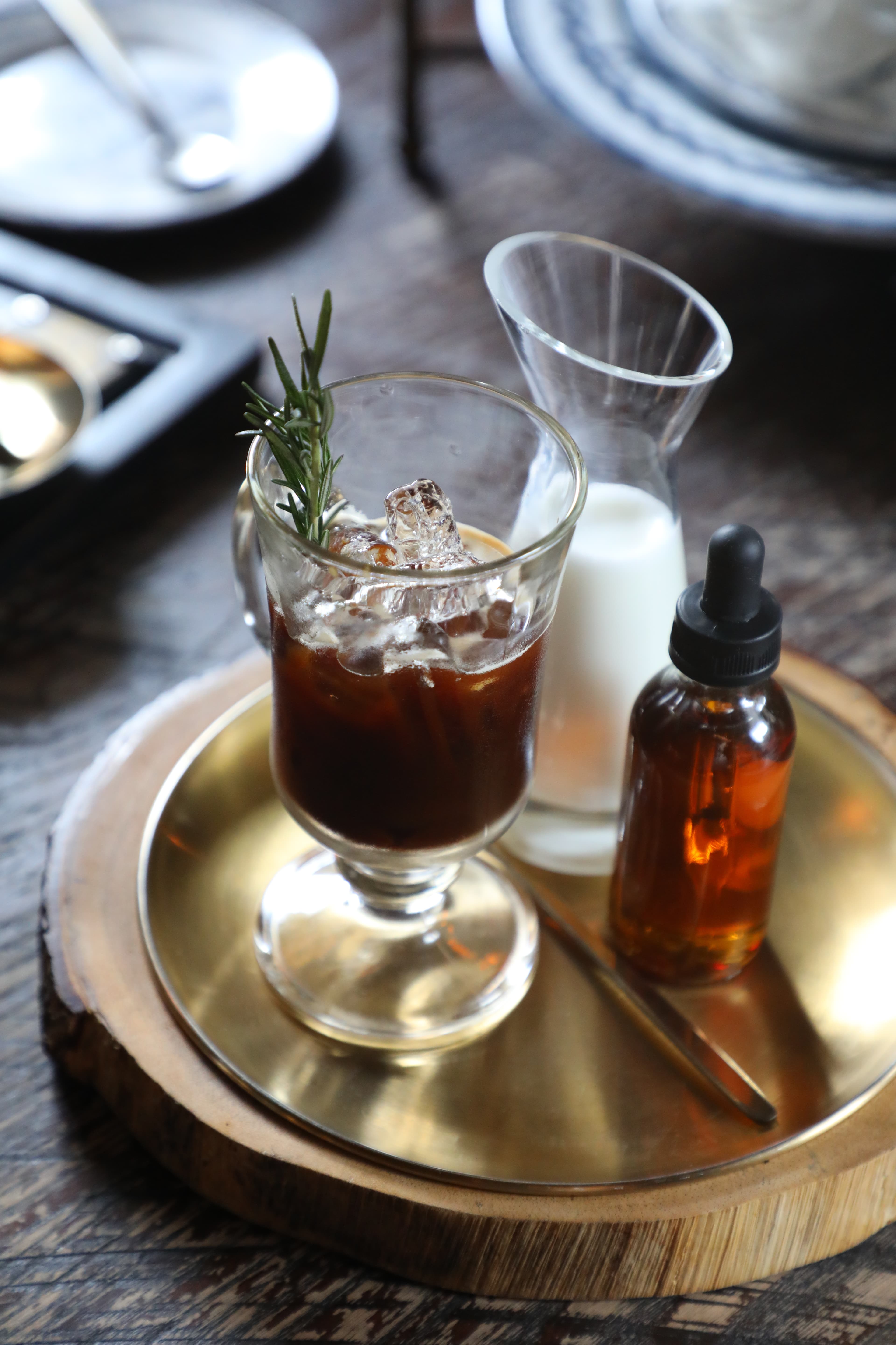 「ICED LATTE」裝在金盤中上桌,等待客人隨意調配。(220泰銖/份,約NT$194)。