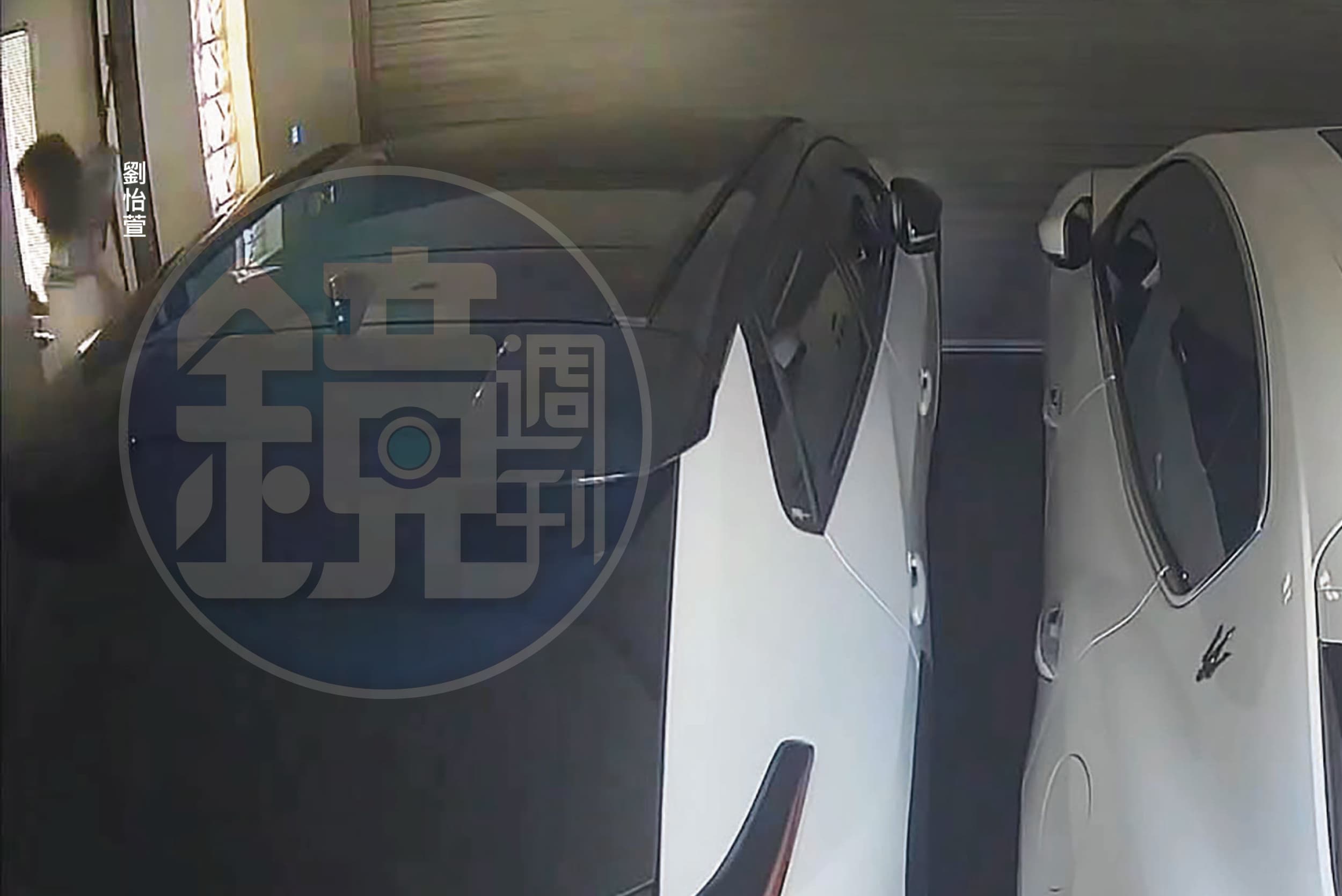王定宇與劉怡萱一前一後拉開紗門,進入劉女住處。此房產是愛爾麗集團總裁常如山出資借名登記在劉名下。