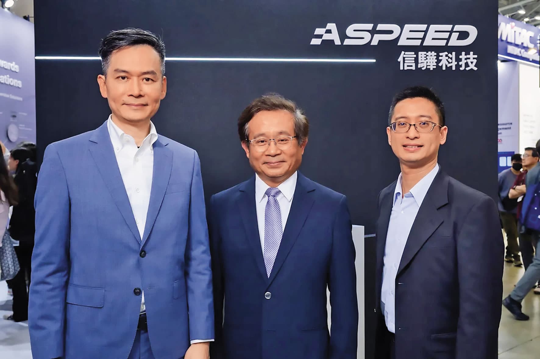 林鴻明(中)2022年自英特爾延攬謝承儒(左)擔任信驊營運長,今年再將新事業酷博樂交付給他。(信驊提供)