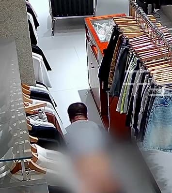 噁男被監視器拍到脫褲猥褻磨蹭地板。（翻攝微博）
