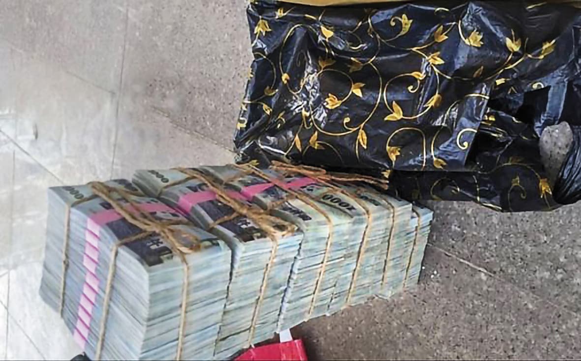 檢調在「鍾家祠堂」查獲現金950萬元,其中920萬元是賄款。(最高檢提供)