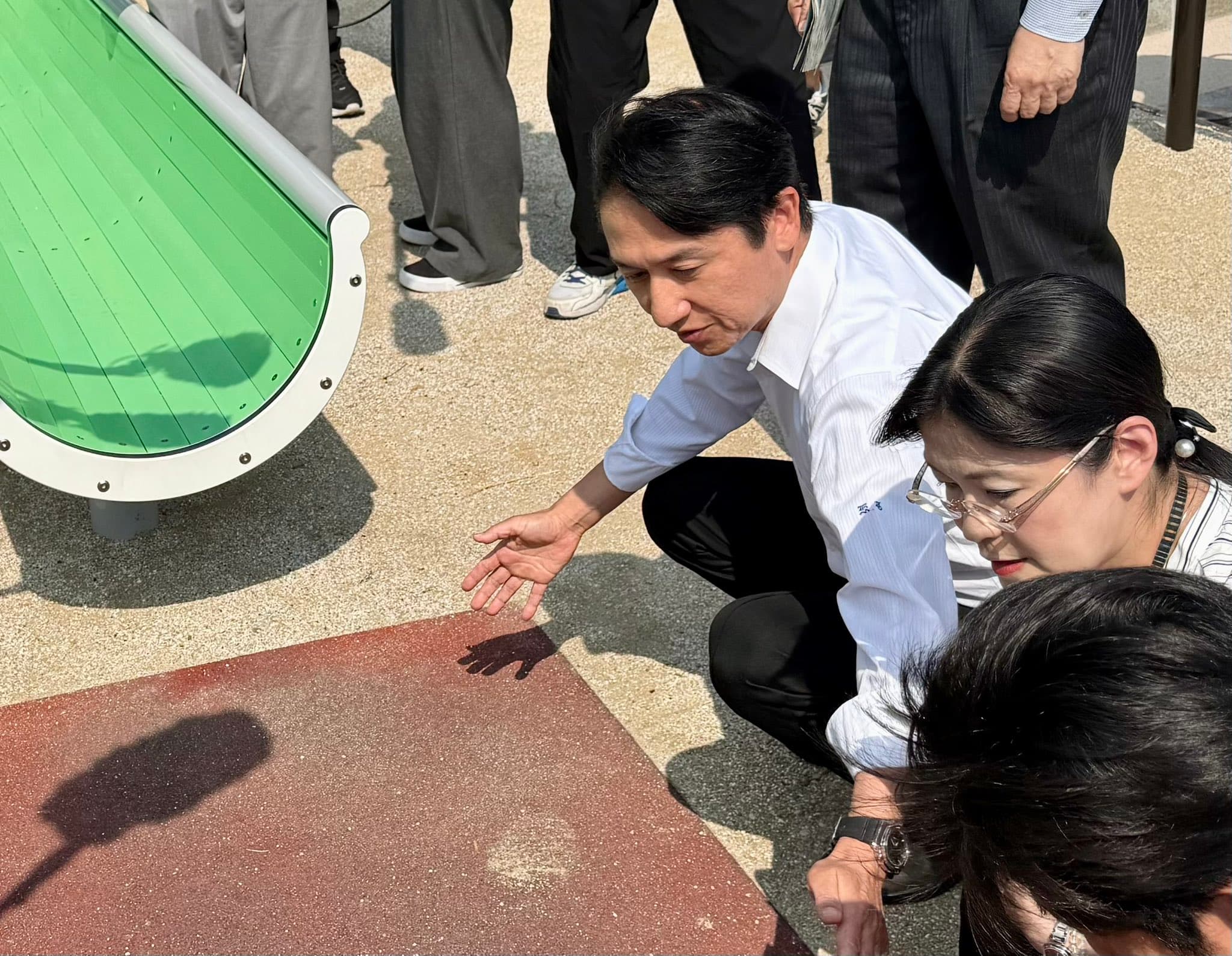 武内和久視察溜滑梯的設計問題,要求提出檢討並盡快改善。(翻攝自X @takeuchikazhisa)