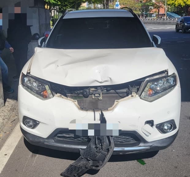 綠燈直行的休旅車因車禍撞擊造成車頭多處毀損。(翻攝畫面)