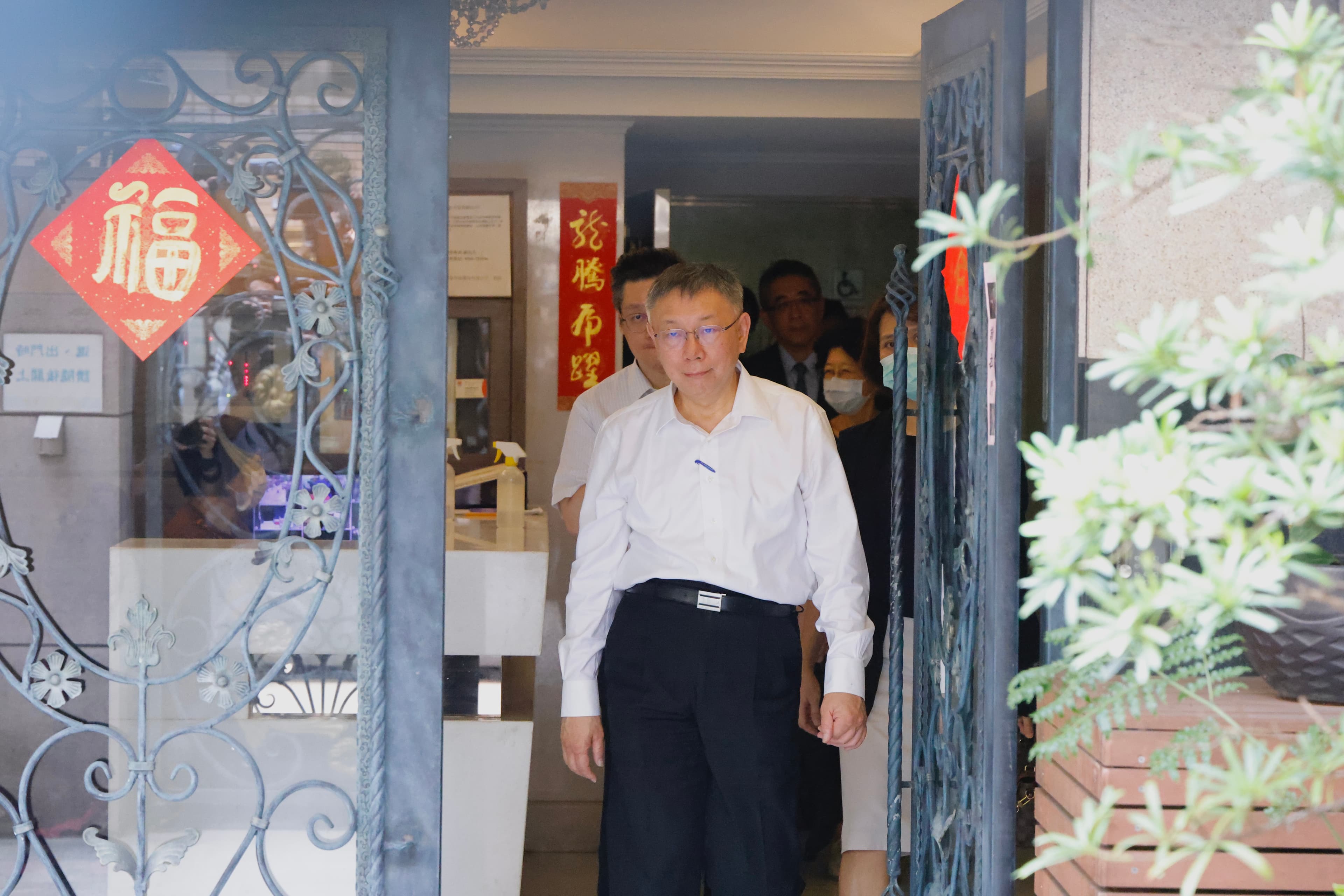 柯文哲遭查扣的工作電磁紀錄中,記錄111年11月1日,他收受同案在押被告沈慶京1,500萬元,與京華城改建建照執照核發時點相吻合。