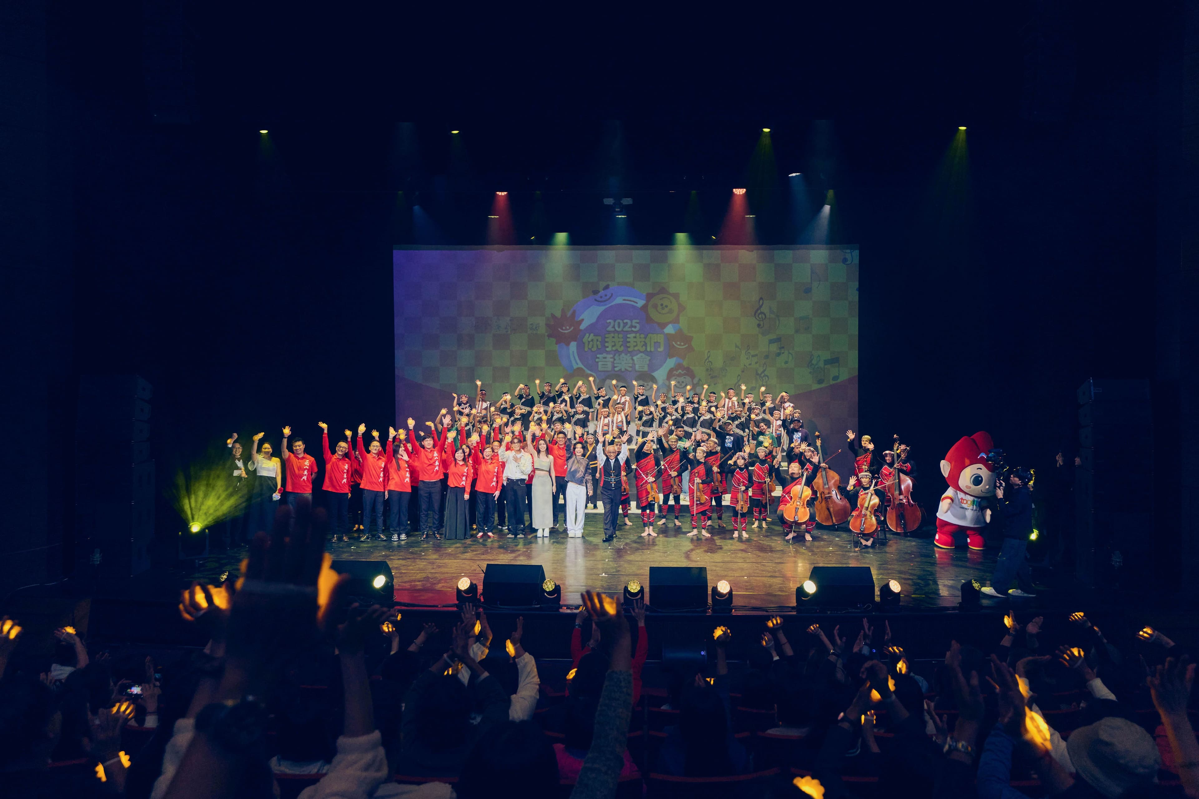 告五人與公益音樂會全體表演者共同合唱,搭配全場手機燈海超感人。(相信音樂提供)