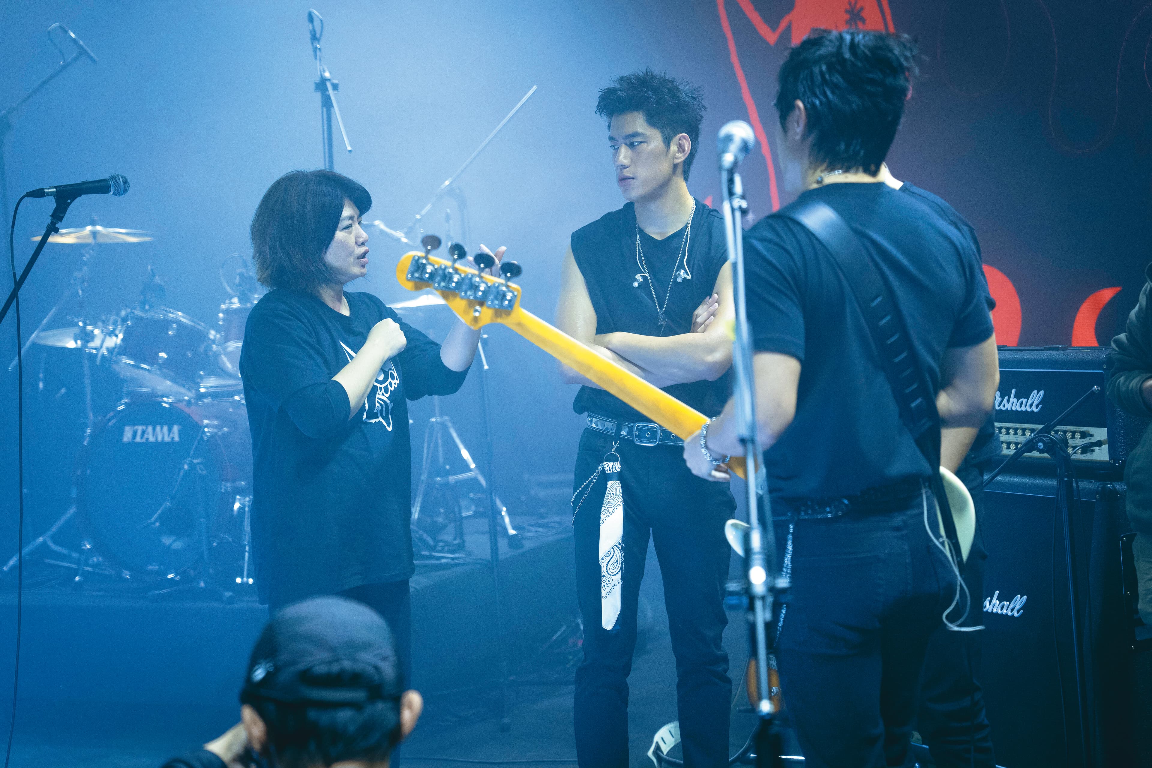 導演嚴藝文(左)與朱軒洋(中)在拍演唱會場面時密集溝通。(公視提供)