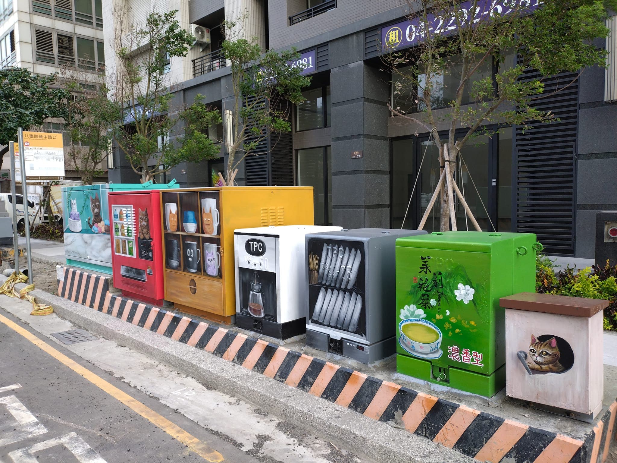 網友透露可愛的變電箱好像是在台中八德四維中路口。(翻攝自臉書社團路上觀察學院)