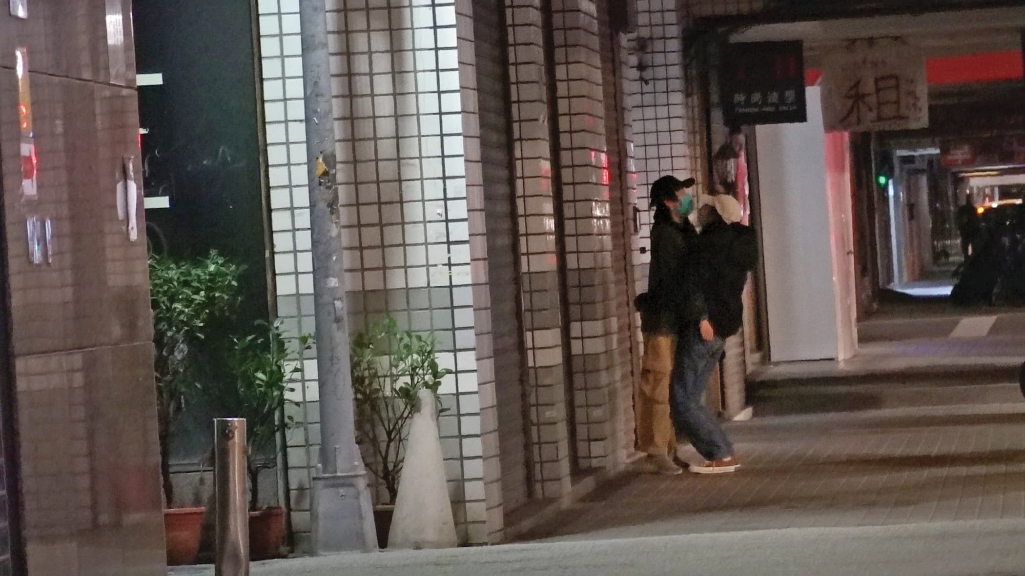 巫建和、林奕嵐曾有街邊親熱的火辣勾纏畫面，但後來也沒傳出交往。（資料照）