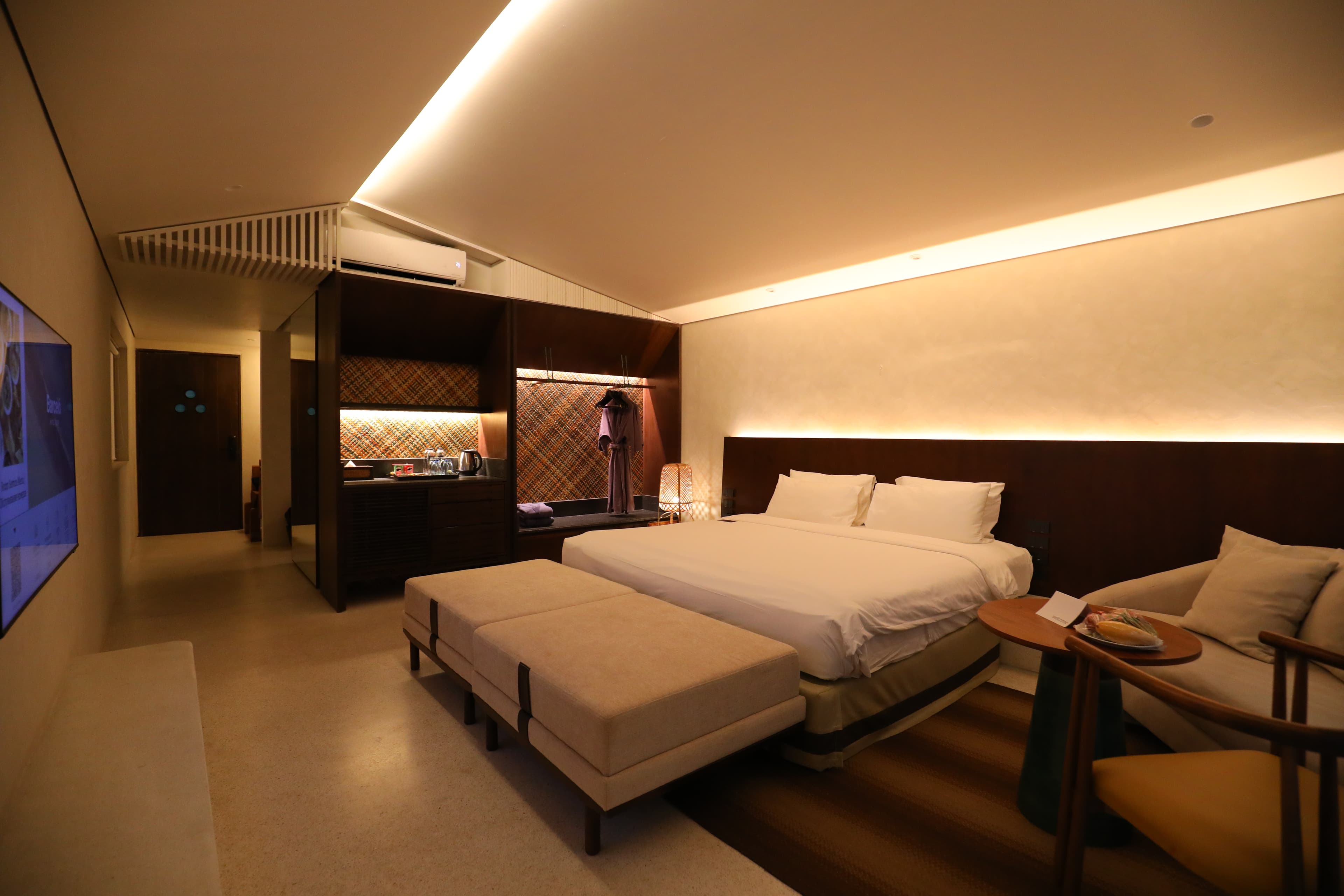 「Lux Jacuzzi Suite」19坪大空間寬敞舒適,裝潢簡單卻充滿度假風情。