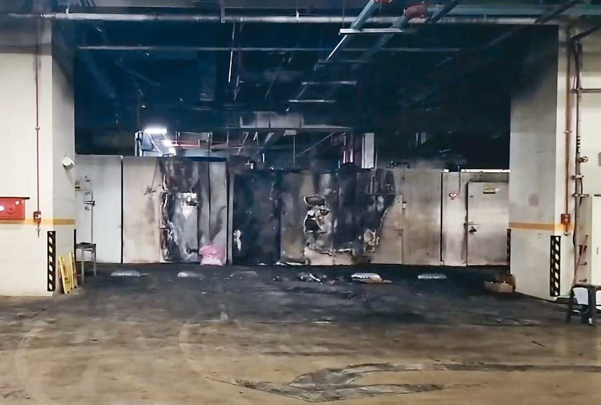 環南市場地下2樓停車場上個月傳出火警,燃燒面積約3平方公尺。(翻攝畫面)