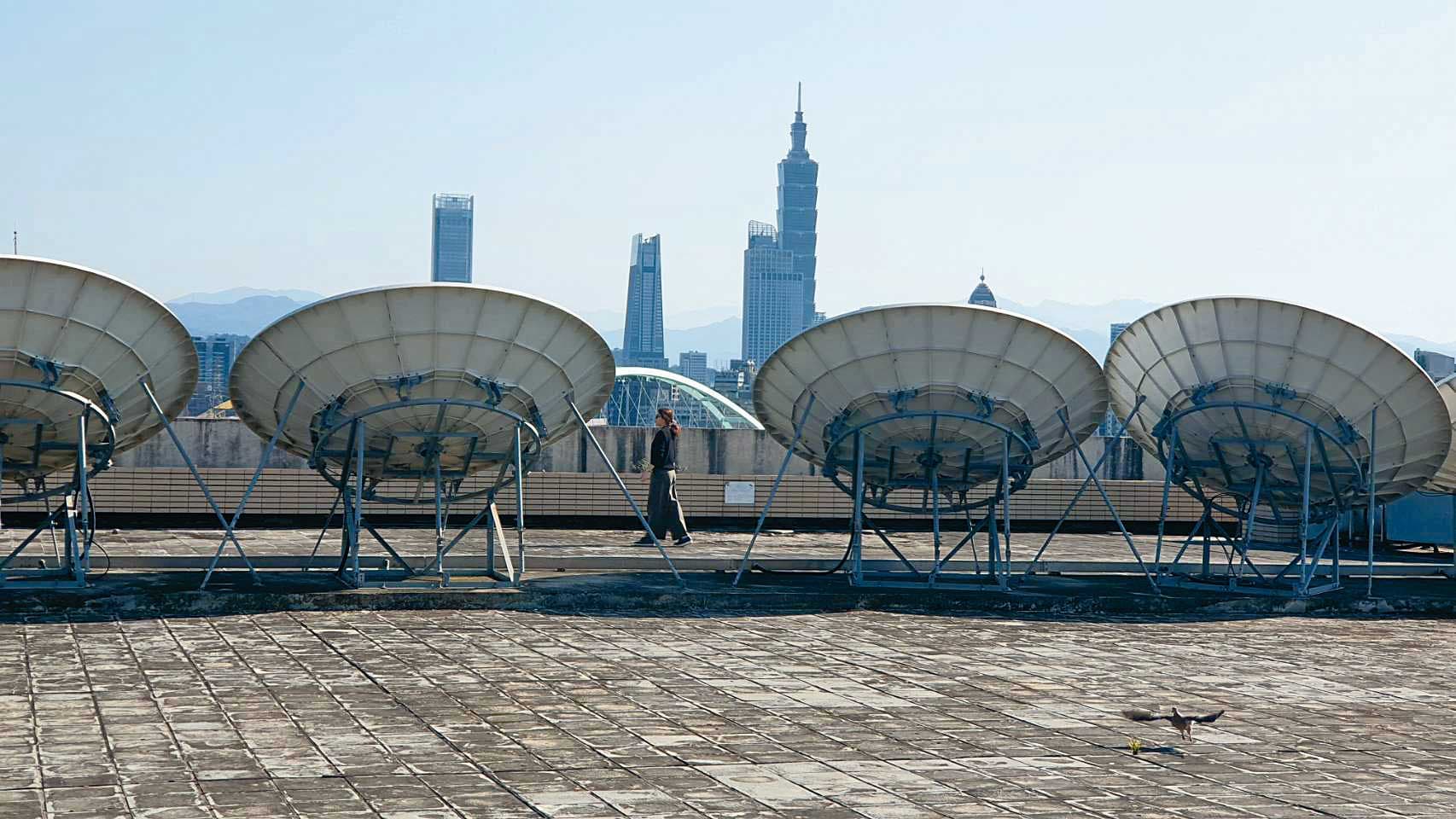 《衛星廣播電視法》規定,電視執照每6年由NCC換照審查,人事卡關停擺,業者恐陷違法窘境,也衝擊收視戶權益。