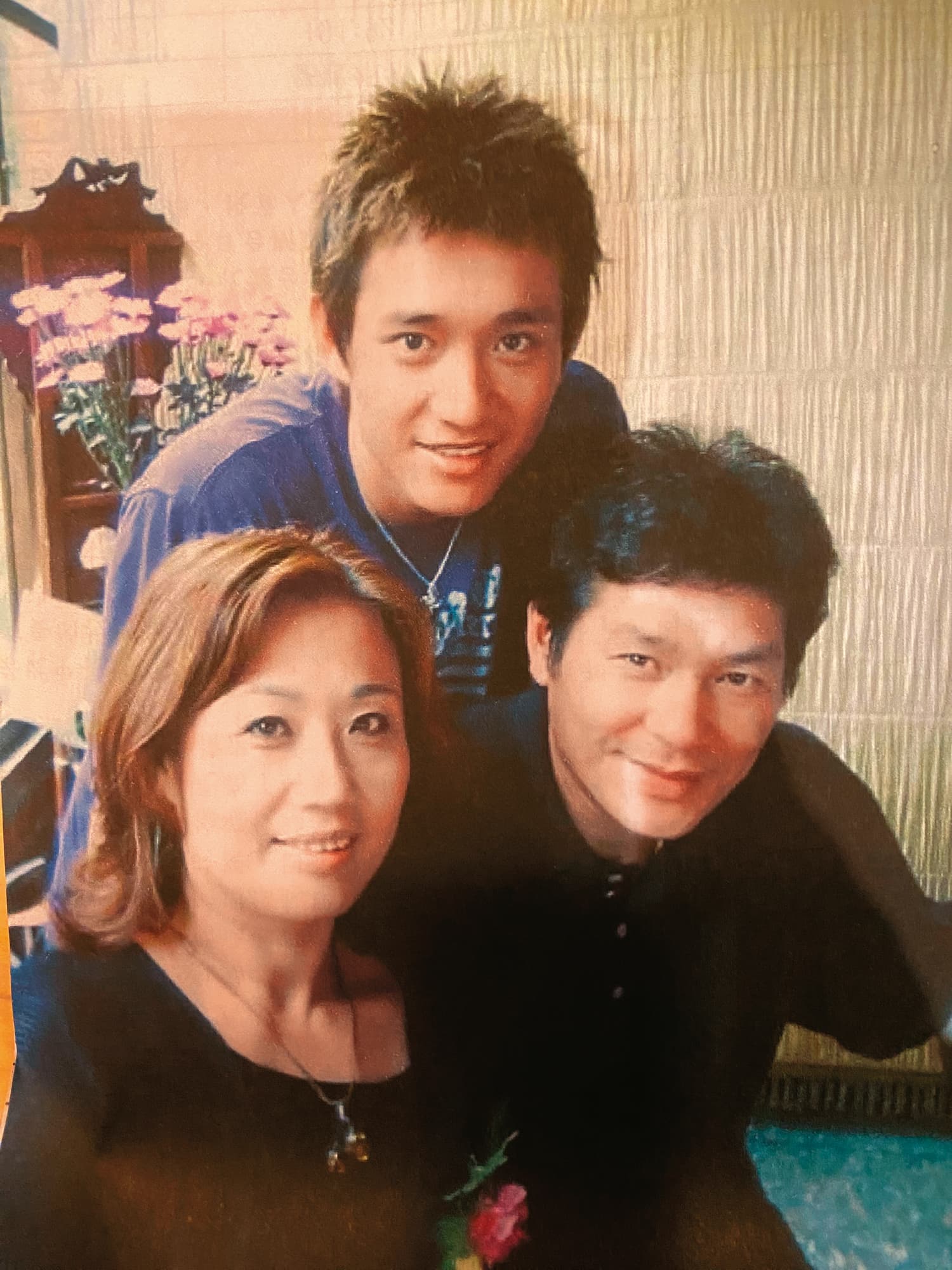 施俊豪(後)大學時外型帥氣陽光,曾拍過不少廣告,也參與戲劇演出。(施俊豪提供)