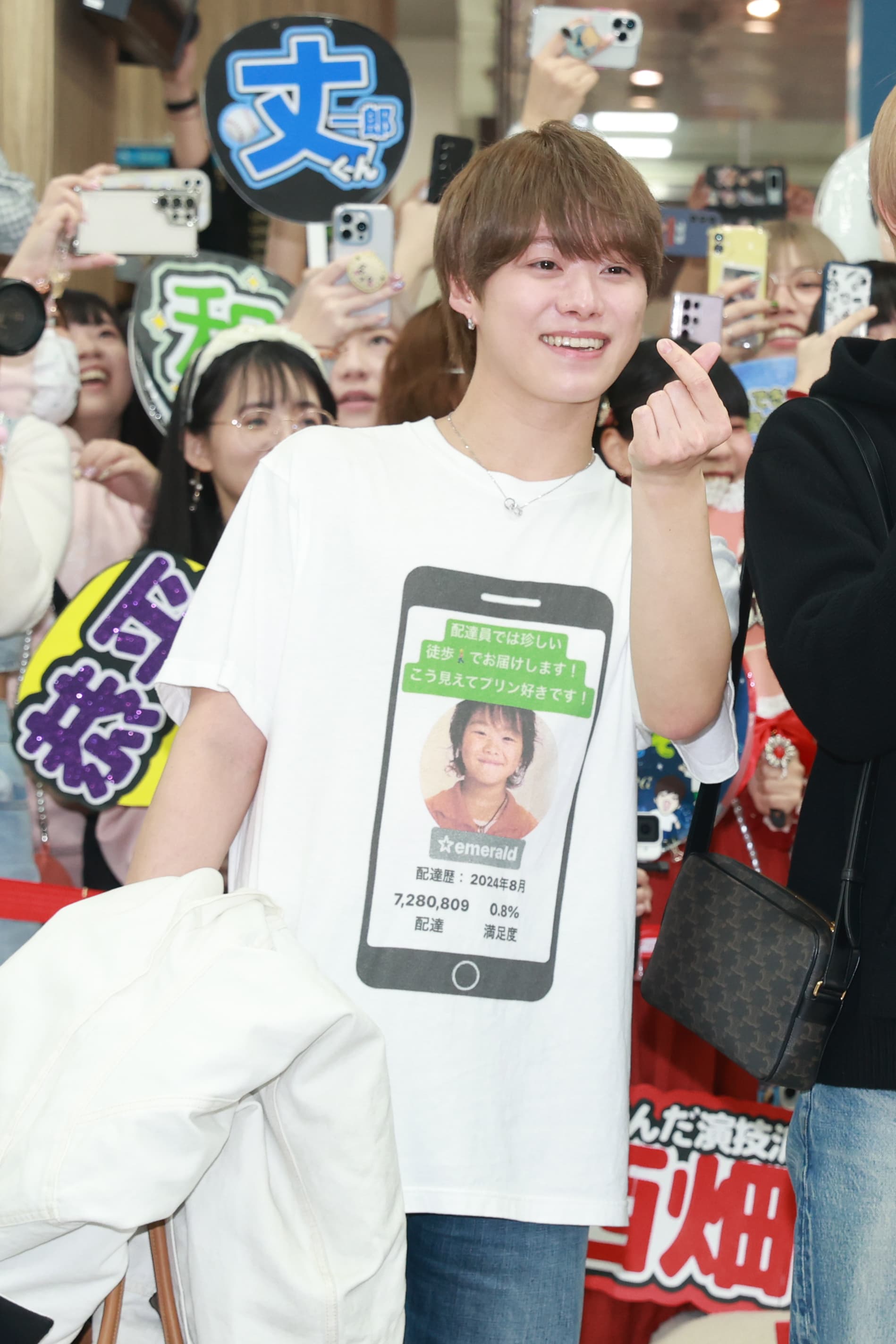 大橋和也這身打扮相當吸睛,宛如外送員檔案的圖案設計,還有他小時候的照片。