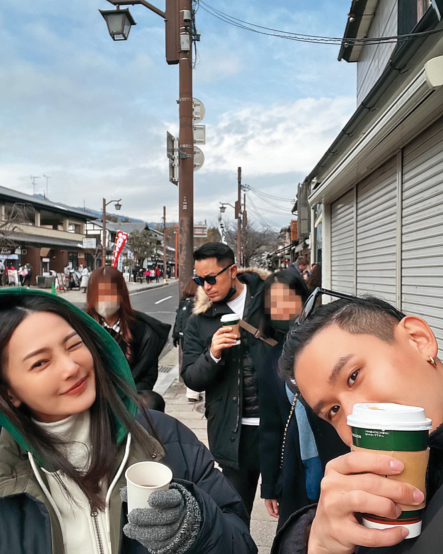 張孝全(中)去年初和圈外人妻子與友人一同赴日旅行。左一為林映唯。(翻攝自林映唯IG)