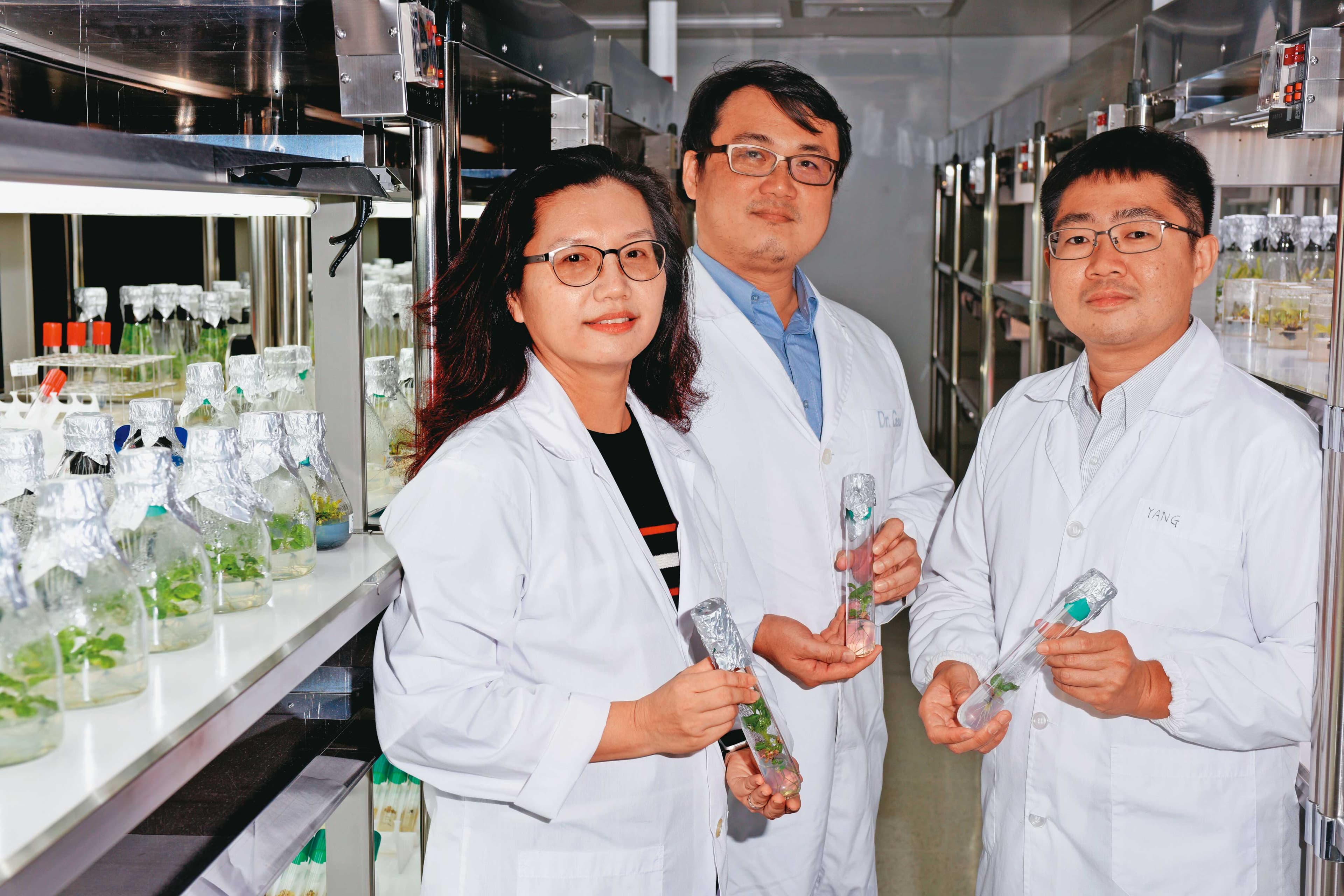 郭明棟延攬工研院生醫所專家潘一紅(左)加入,是美彤快速切入外泌體保養品的關鍵人物。(翻攝國家新創獎官網)