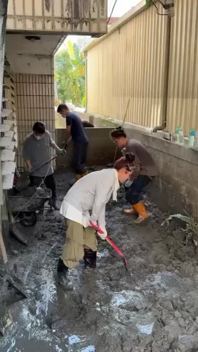 李多慧彎腰努力鏟土，腳都快陷進土裡。（李多慧經紀人提供）