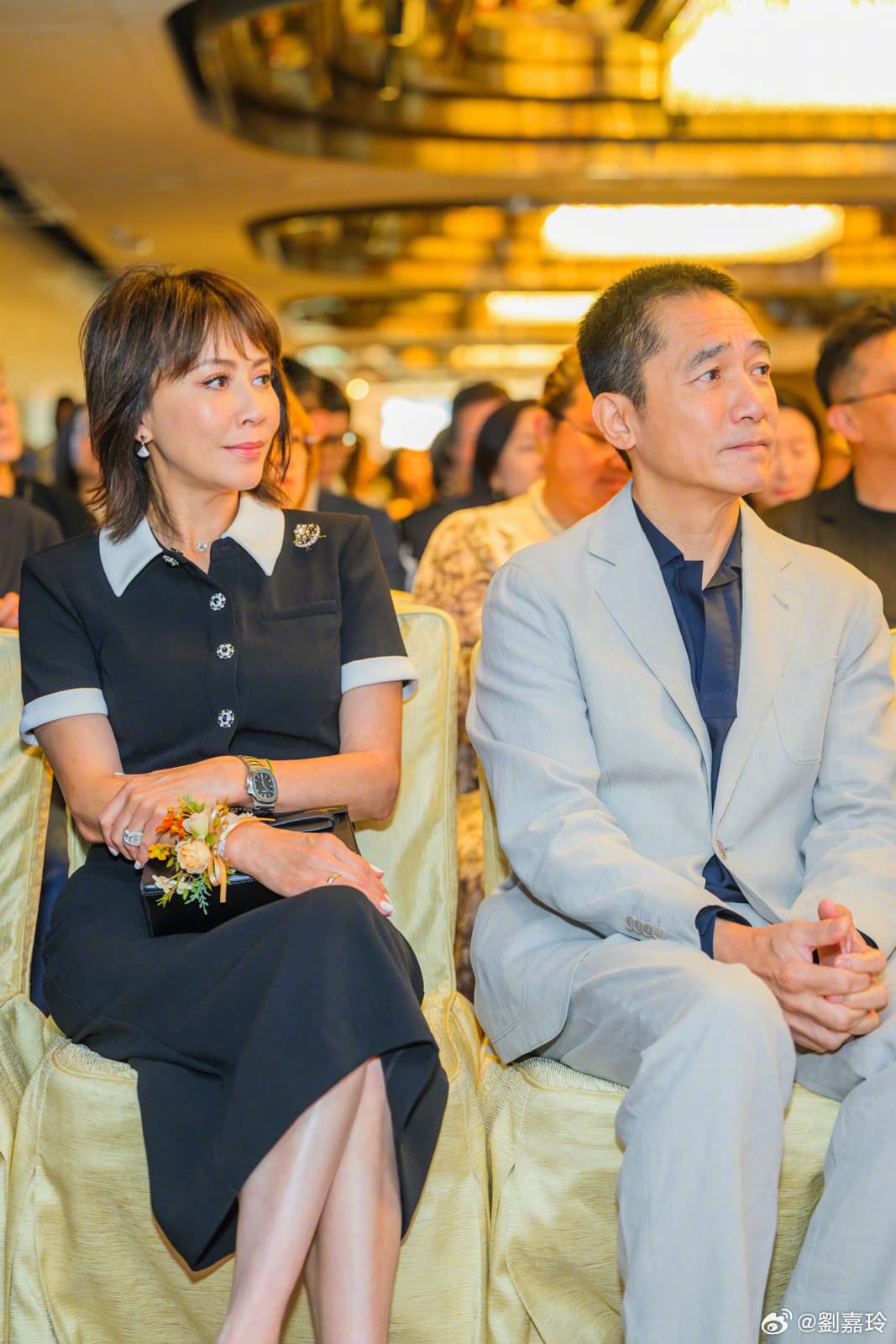8月底梁朝偉還偕同劉嘉玲一起出席守護兒童健康的公益活動。(翻攝劉嘉玲微博)