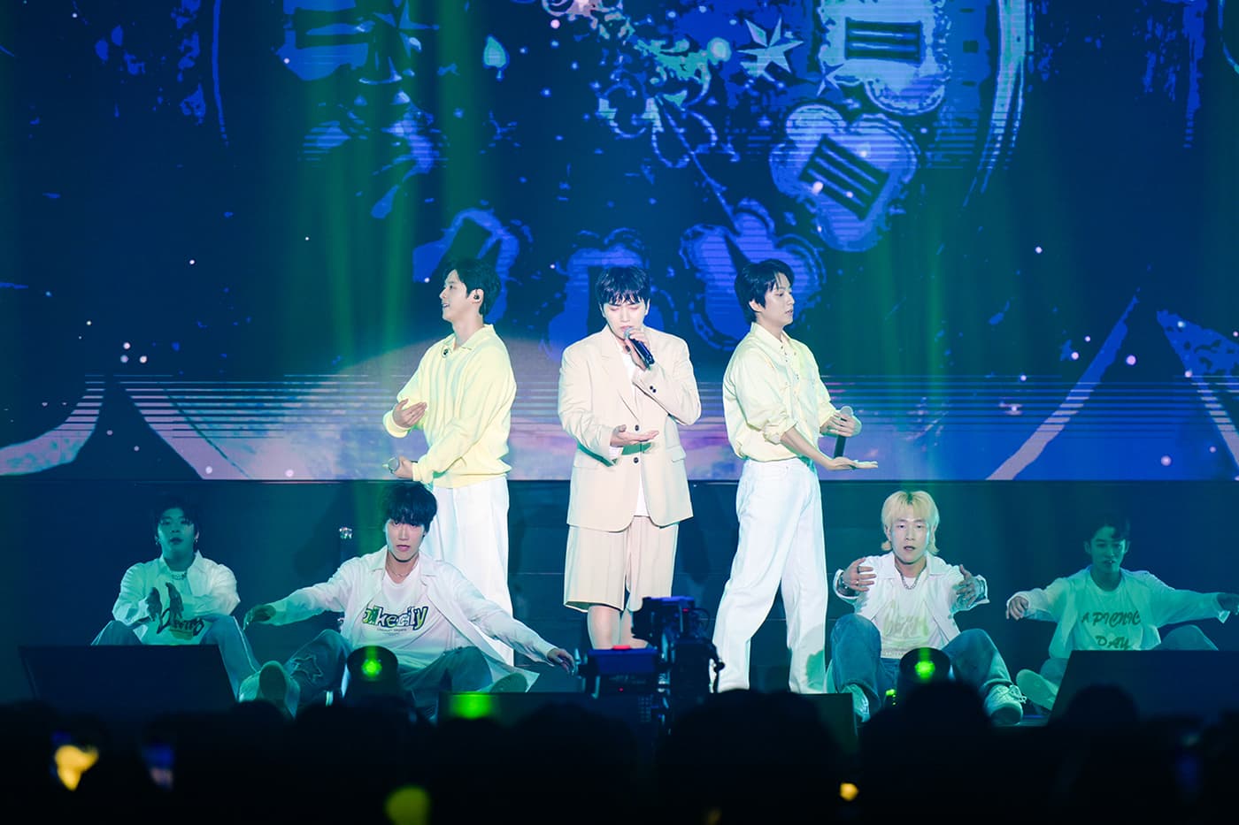 B1A4 CNU(左起)、燦多、孔燦三位成員默契滿滿,在台上不斷互開彼此玩笑。(網銀國際影視提供)