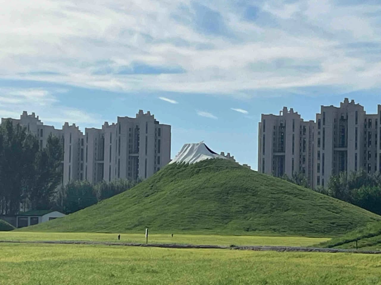 不少遊客到訪後表示失望,批評現場僅是小型土丘,拍照極度依賴特定角度和後期修圖,與官方及網紅宣傳照片大相逕庭。(翻攝畫面)
