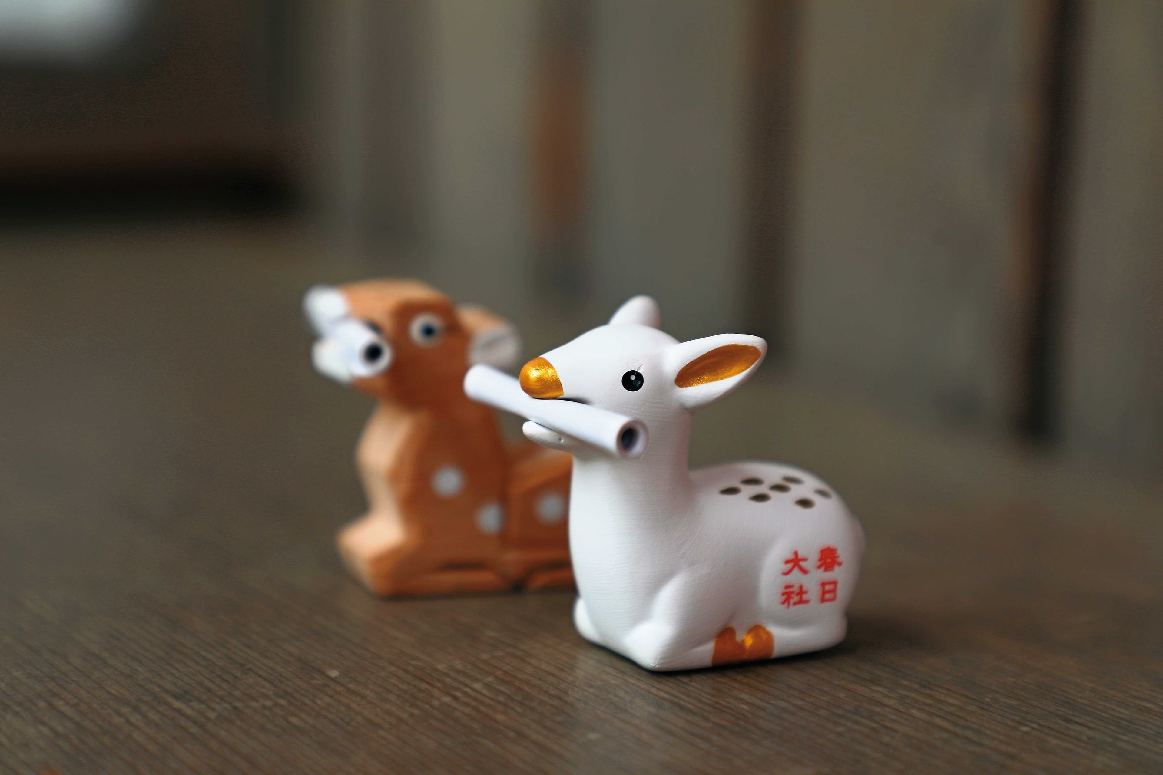 春日大社的「鹿籤詩」超可愛。(棕鹿500日圓/個,約NT$114、白鹿600日圓/個,約NT$137)