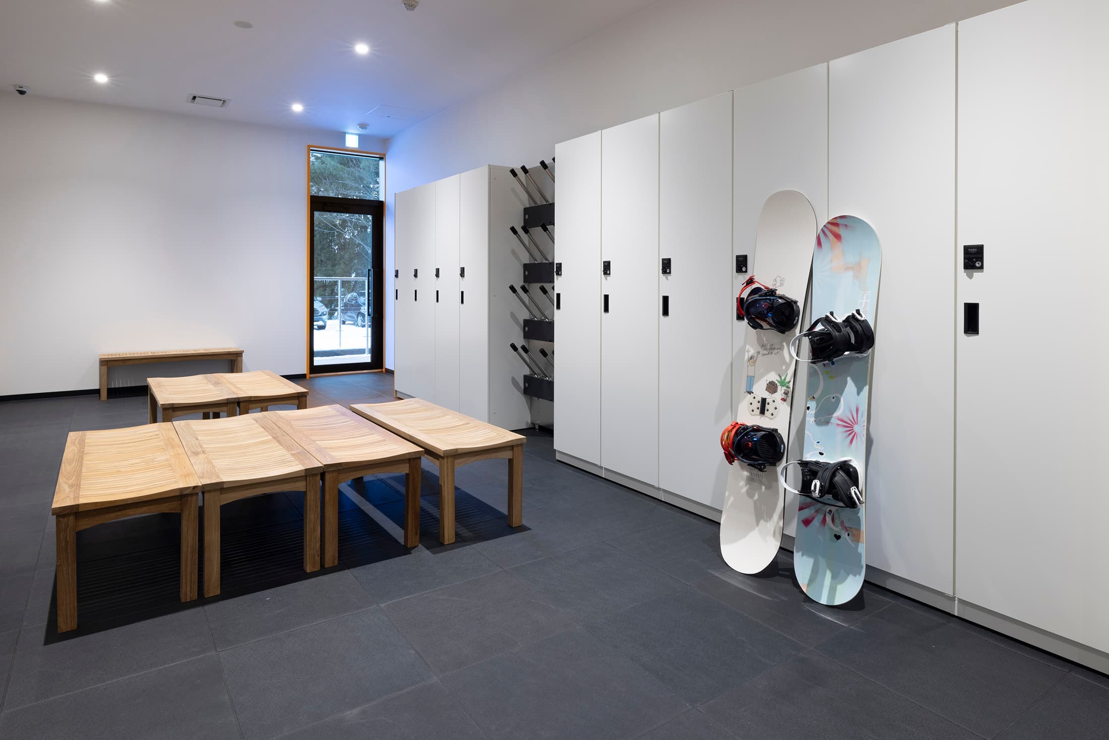 飯店設有Ski Room,讓住客可輕鬆收納與穿脫滑雪器材。(Nozo Hotel提供)