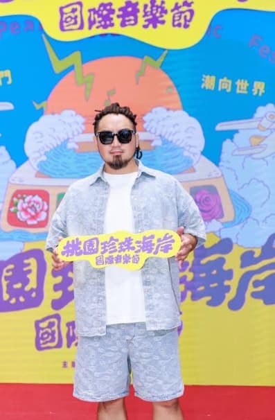 記者會上,Matzka演唱〈歡迎回家〉。(桃園市政府提供)